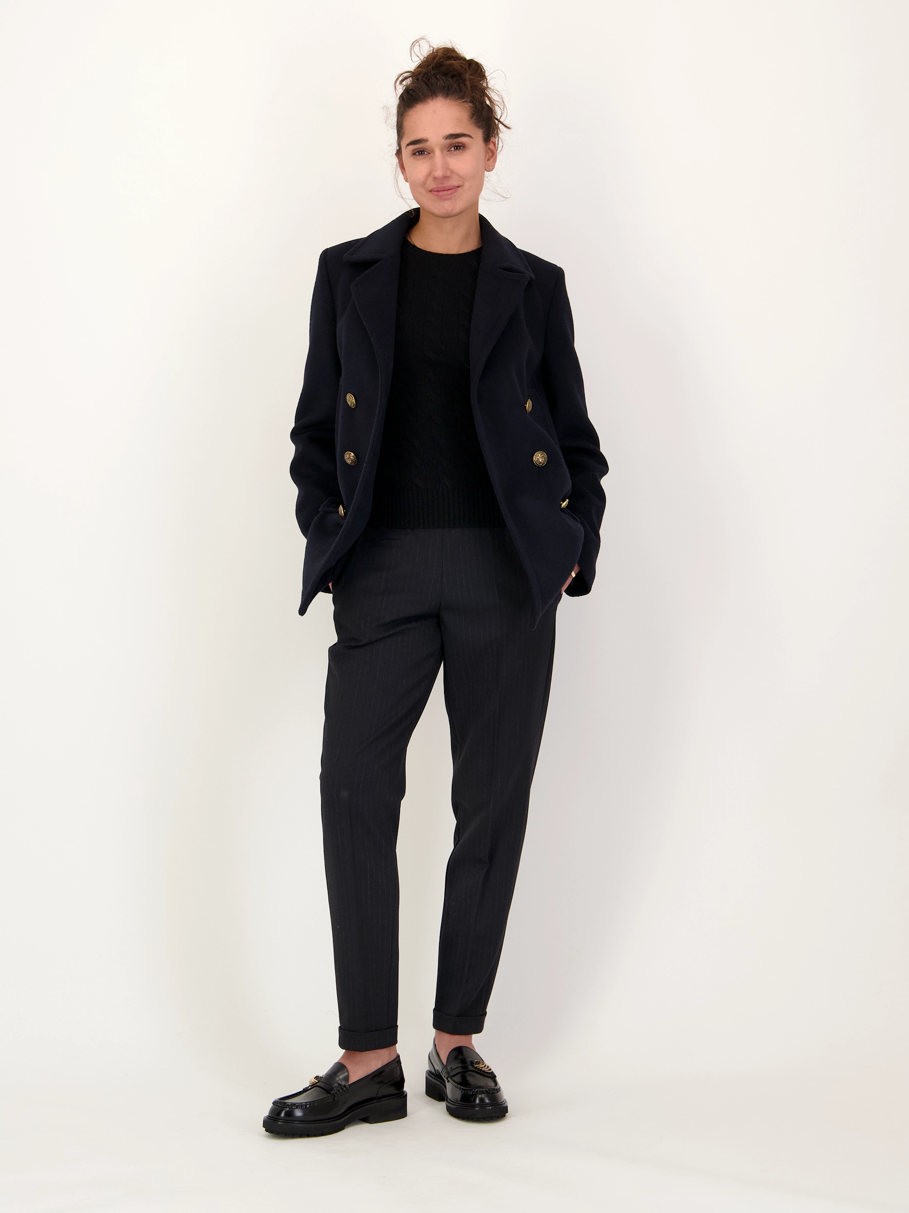 Gestreifte Bundfaltenhose 'Kim' aus Woll-Mix - Artikel Teil eines Outfits getragen von einem Modell - Farbe: Blau