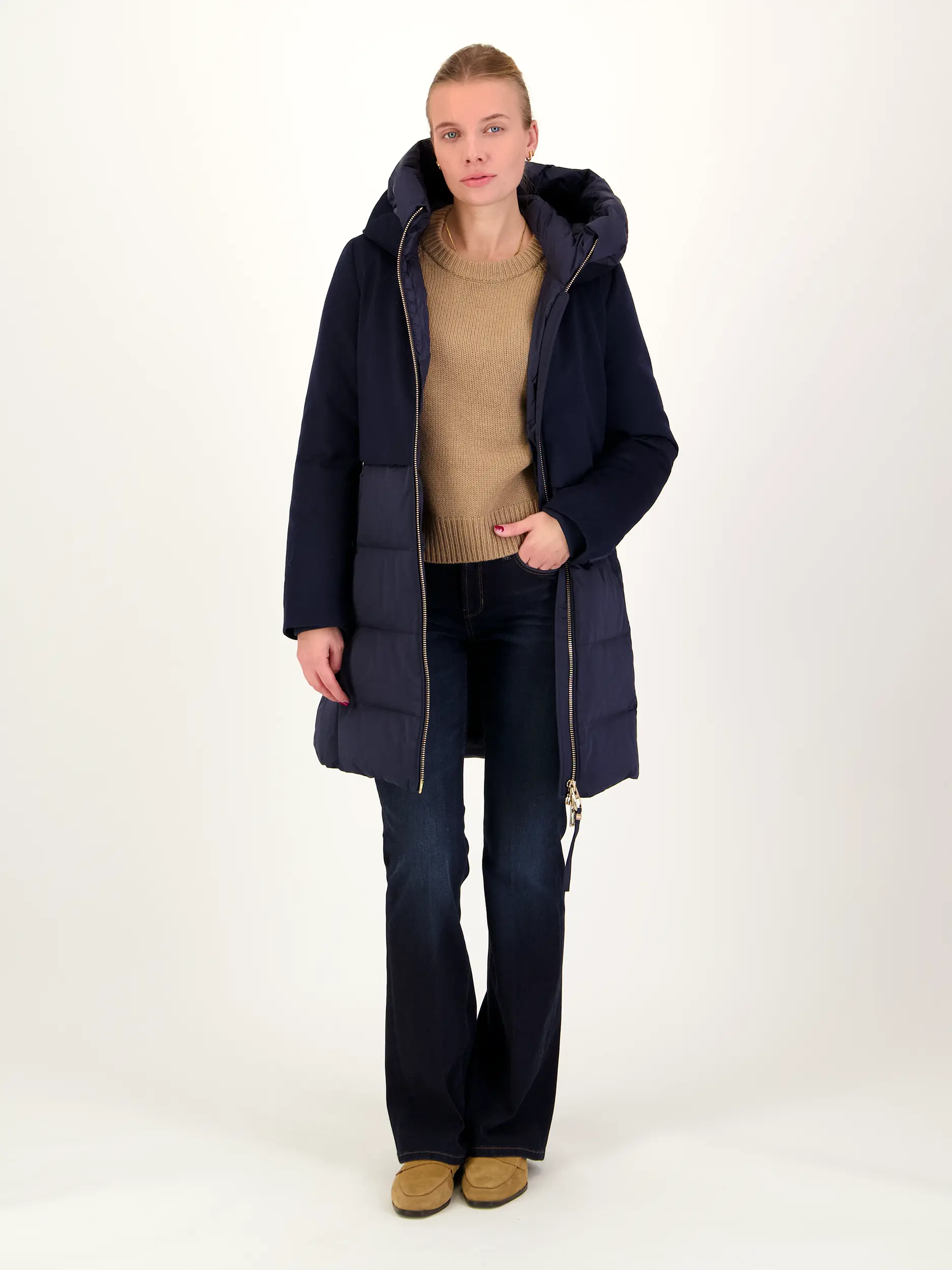 Pullover aus Wolle langarm - Artikel Teil eines Outfits getragen von einem Modell - Farbe: Braun