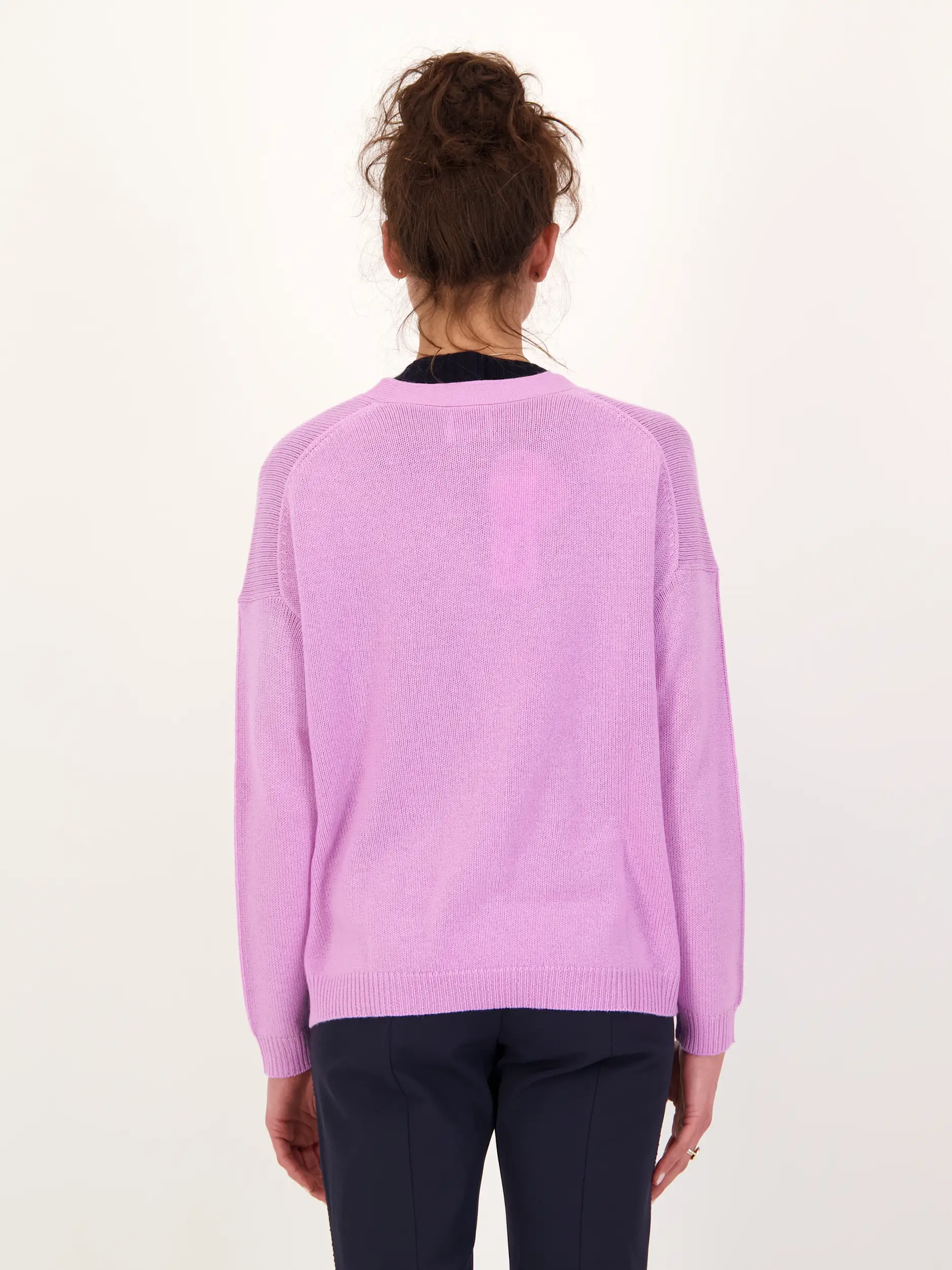 Strickjacke aus Kaschmir - Artikel Rückseite getragen von einem Modell - Farbe: Violett