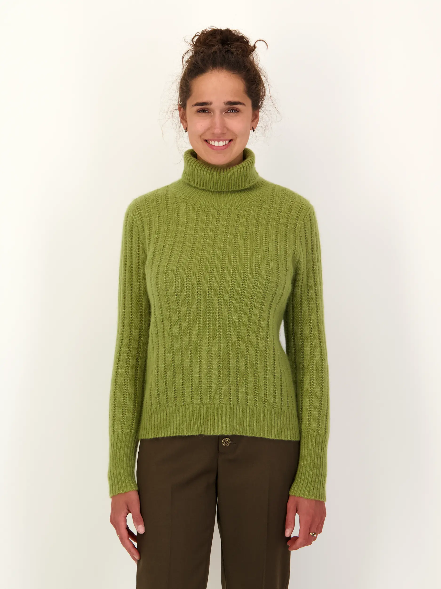 Rollkragenpullover aus Kaschmir-Mix - Artikel Vorderseite getragen von einem Modell