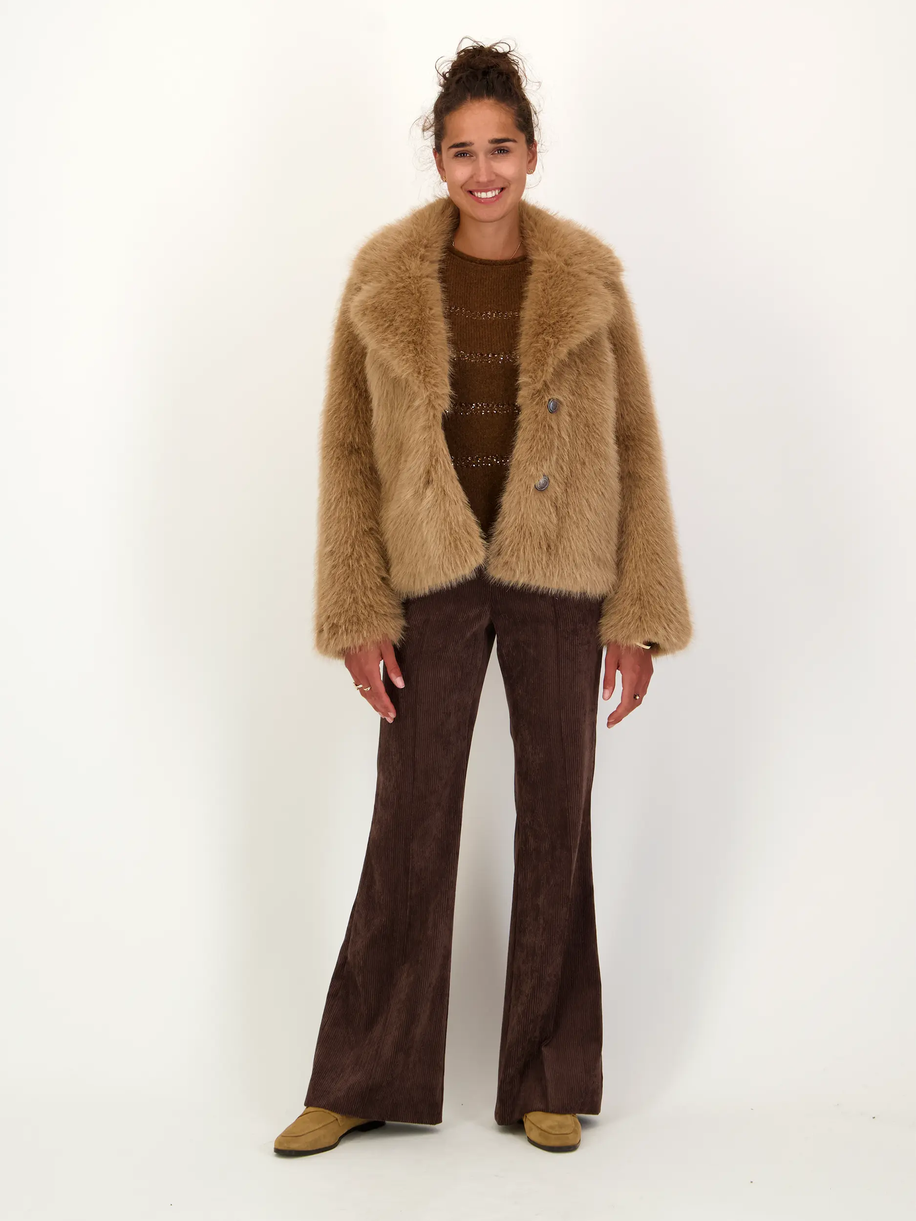 Jacke - Artikel Teil eines Outfits getragen von einem Modell - Farbe: Braun