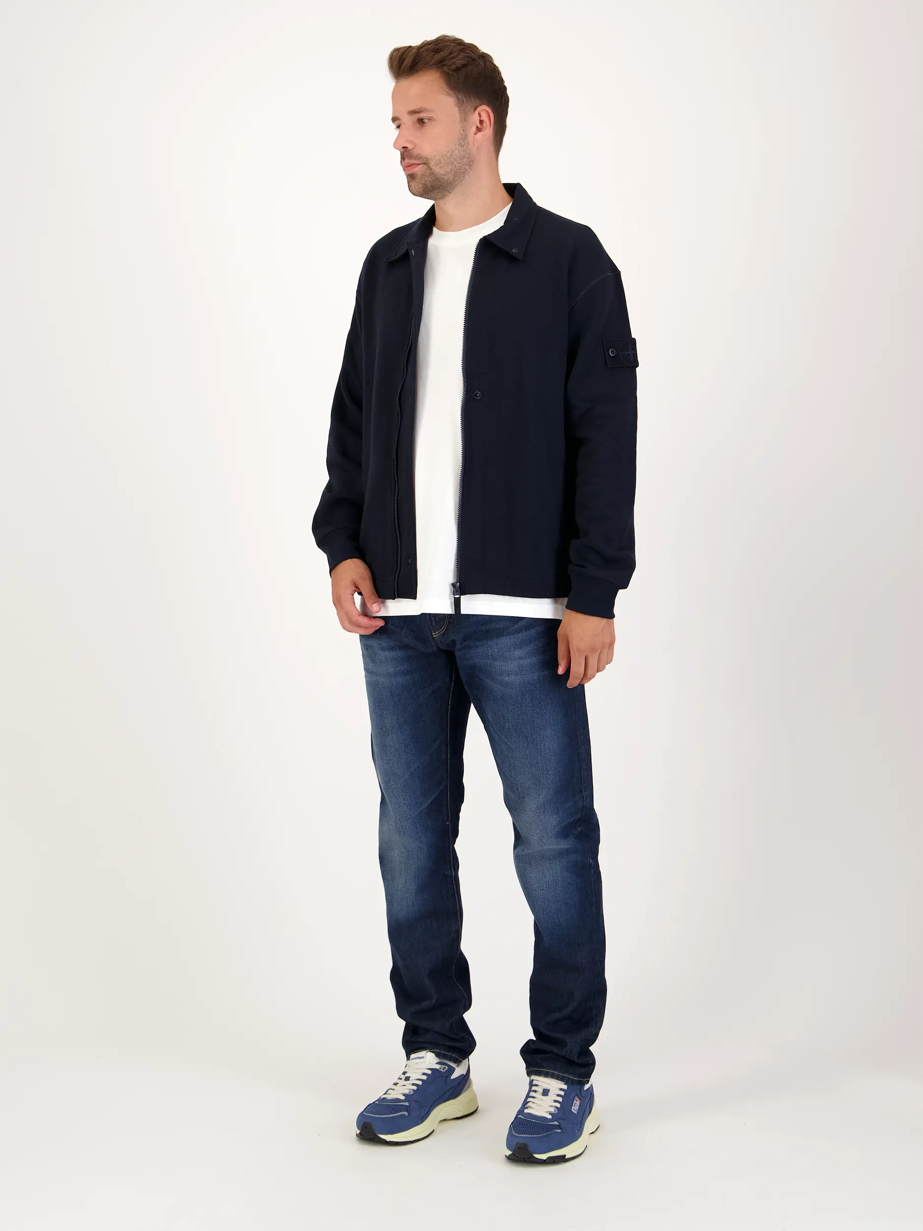 Ghost Piece Sweatjacke - Artikel Teil eines Outfits getragen von einem Modell - Farbe: Blau