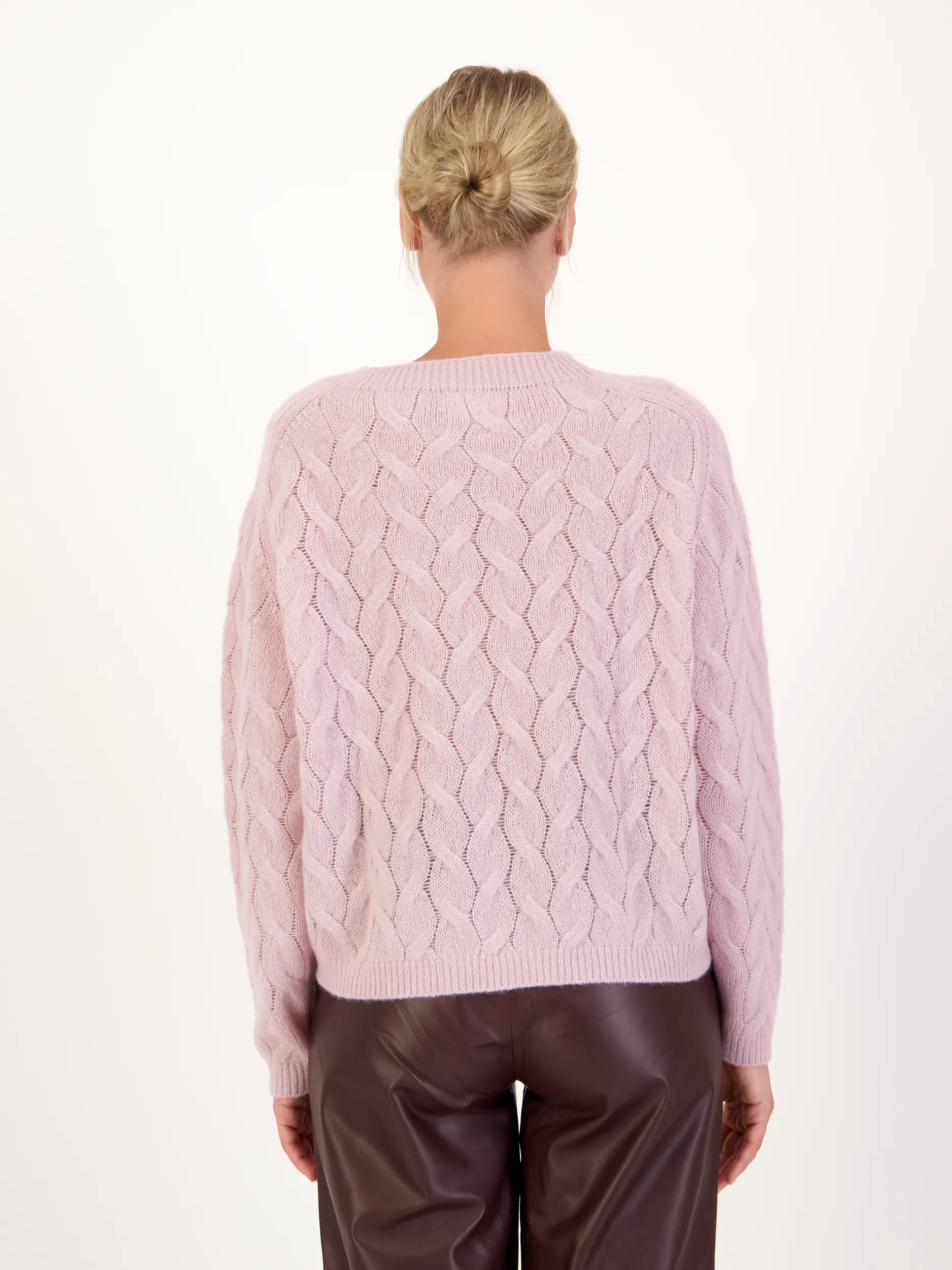 Pullover aus Kaschmir langarm - Artikel Rückseite getragen von einem Modell - Farbe: Rosa&Pink