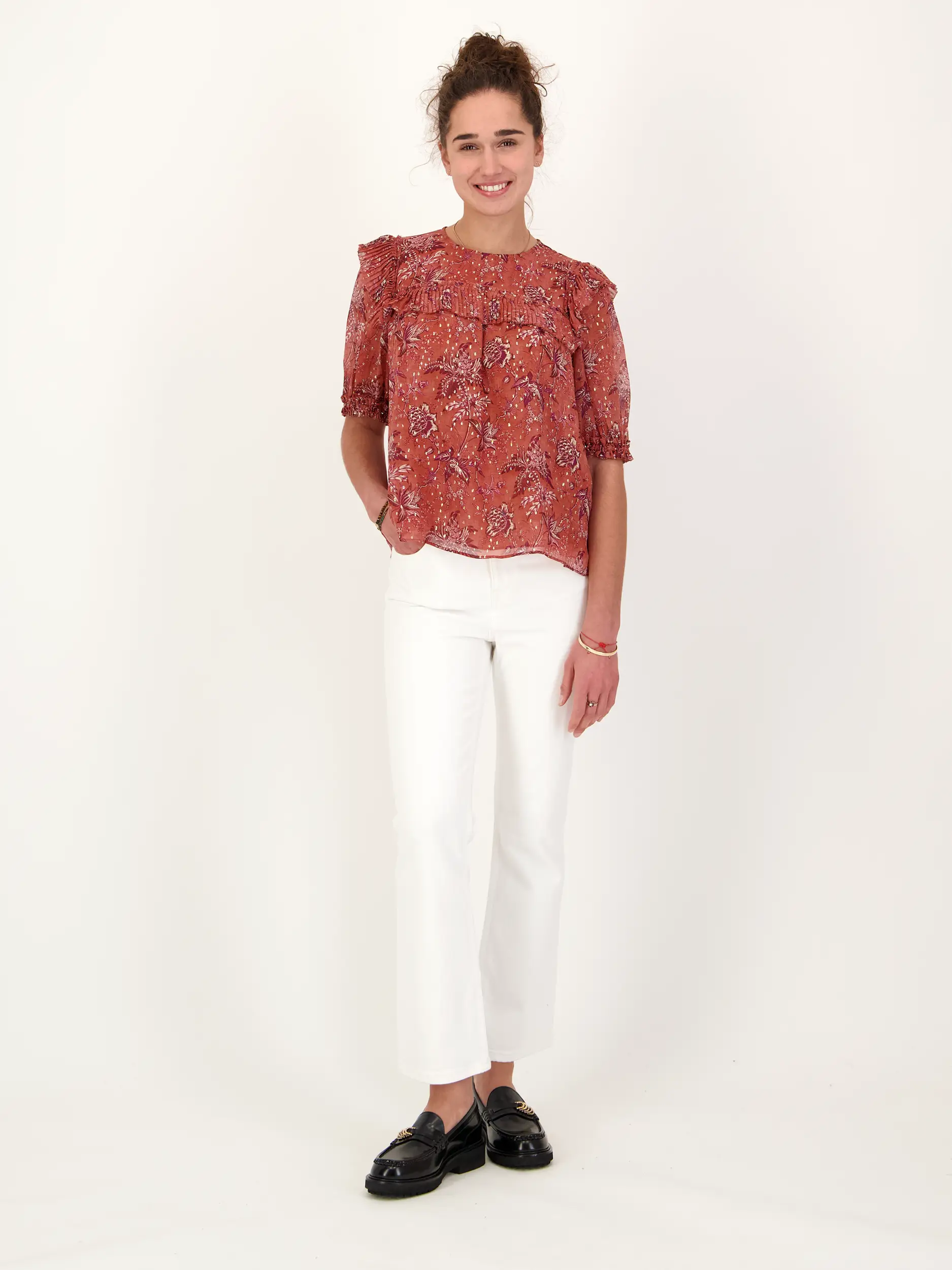 Geblümte Seidenbluse 'Jodie' kurzarm - Artikel Teil eines Outfits getragen von einem Modell - Farbe: Rot