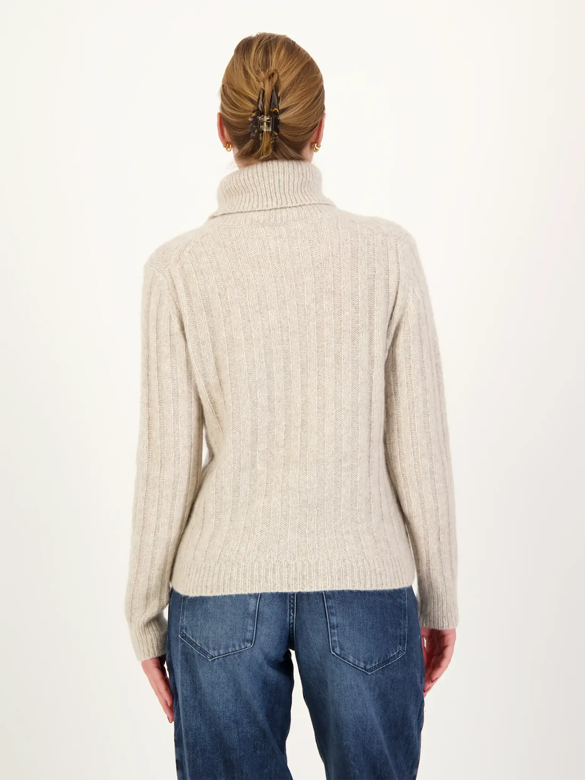 Rollkragenpullover aus Kaschmir langarm - Artikel Rückseite getragen von einem Modell - Farbe: Beige