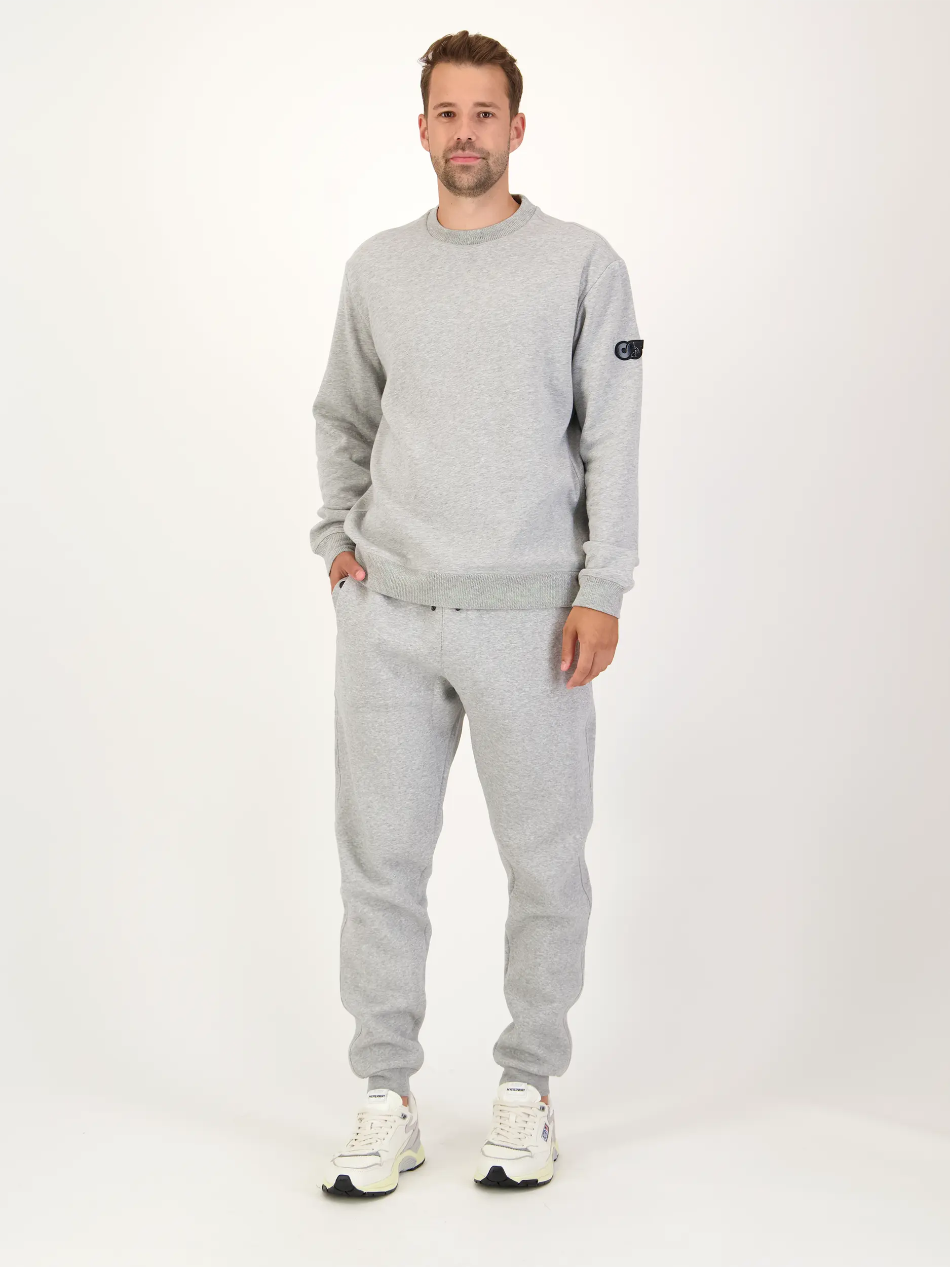 Sweathose 'Phero' - Artikel Teil eines Outfits getragen von einem Modell - Farbe: Grau