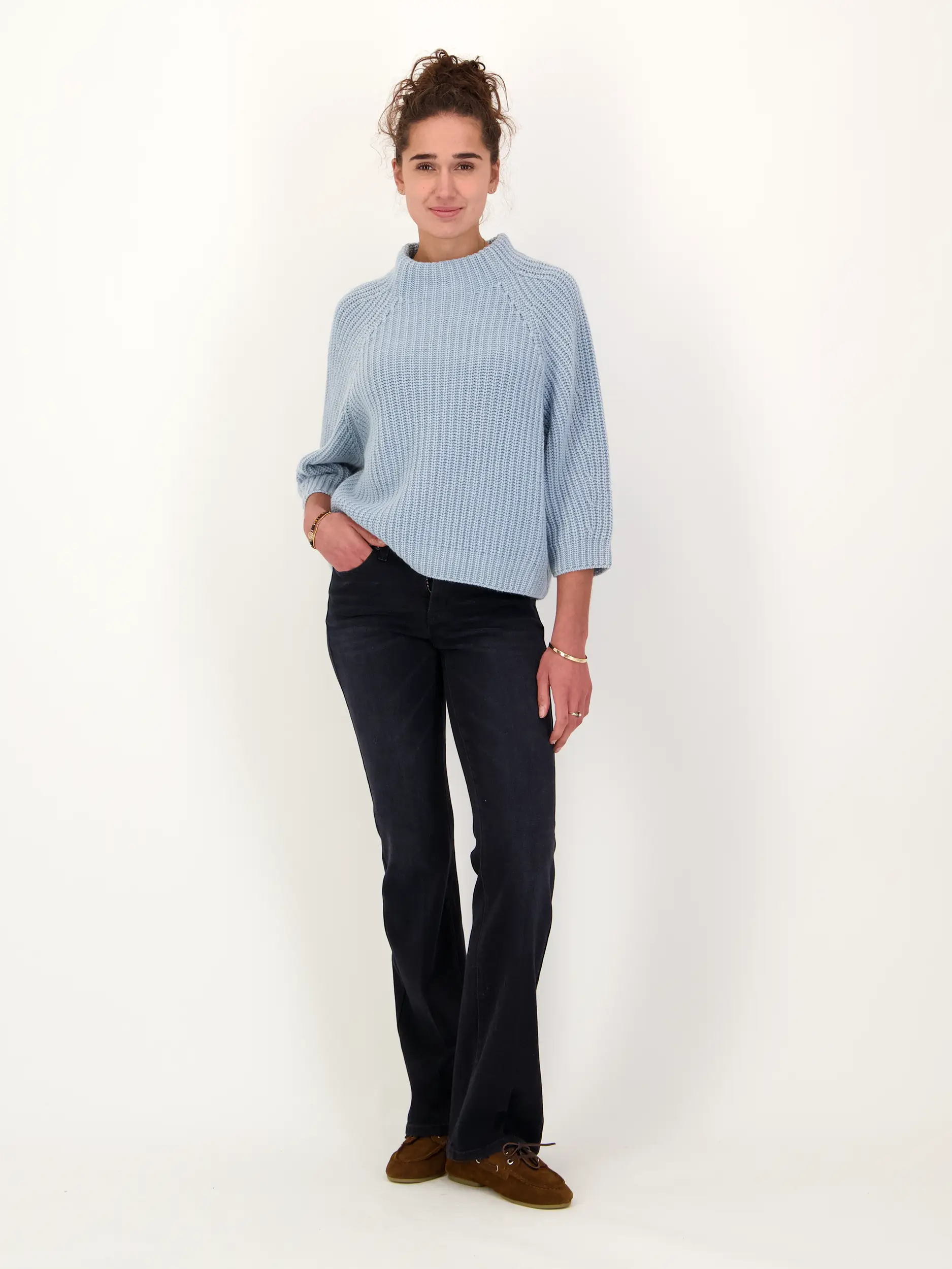 Pullover 'Fallou' aus Kaschmir langarm - Artikel Teil eines Outfits getragen von einem Modell - Farbe: Blau