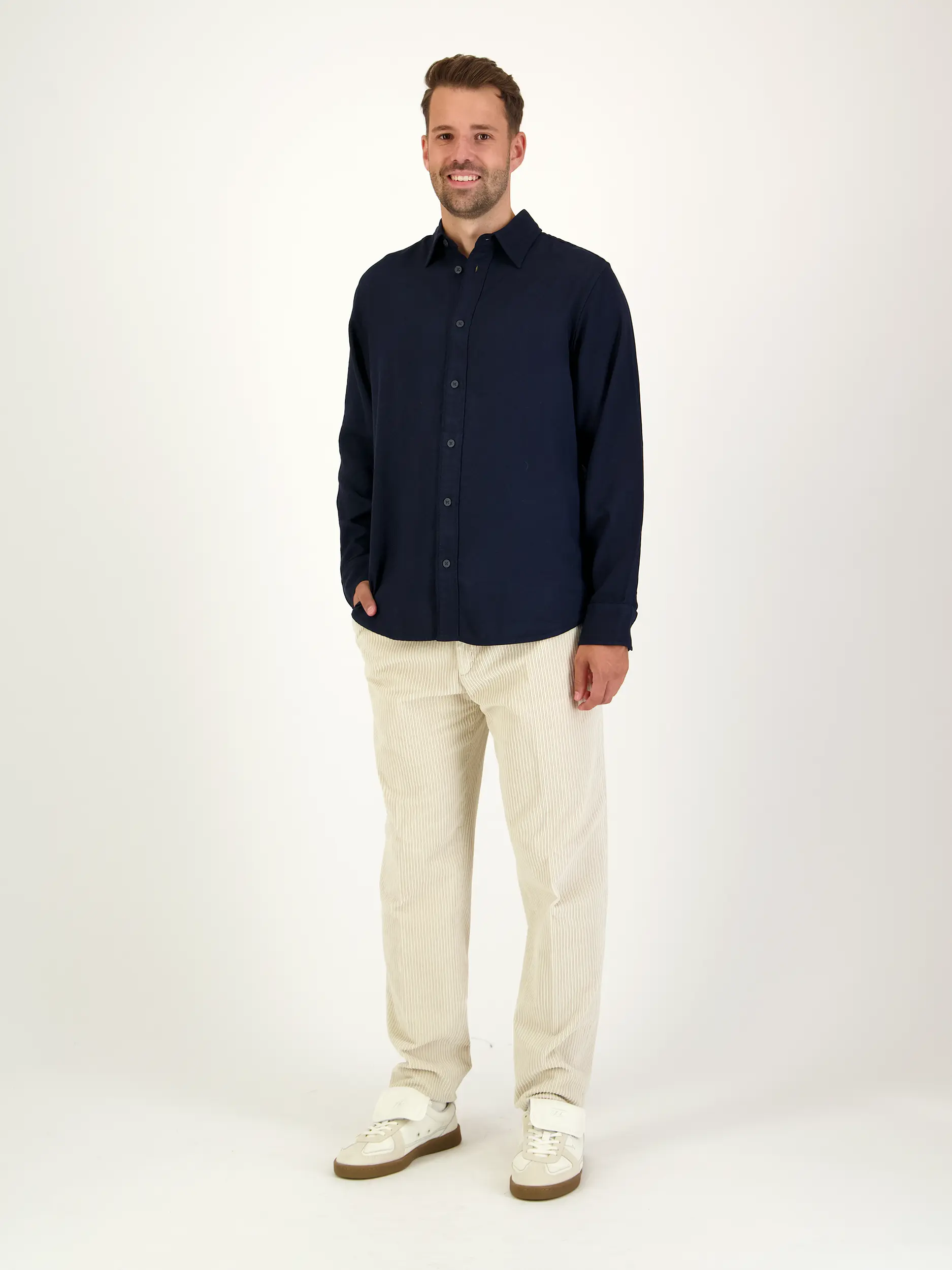 Hemd 'Colby' - Artikel Teil eines Outfits getragen von einem Modell - Farbe: Blau