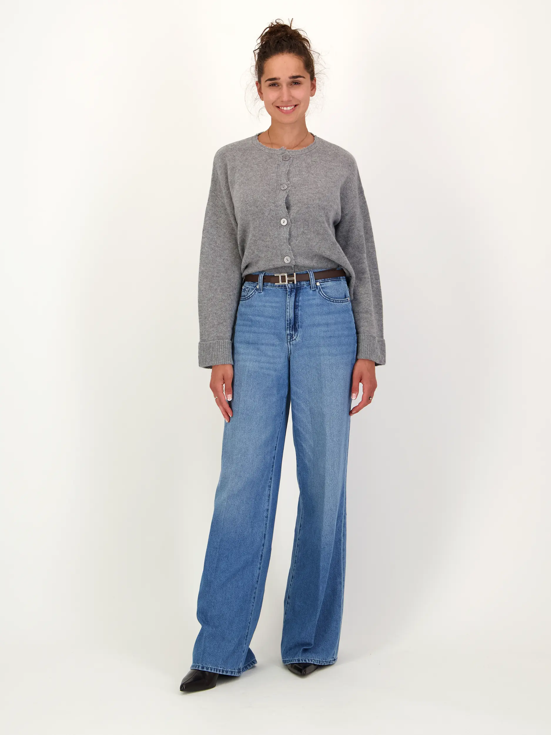 Strickjacke aus Kaschmir-Mix langarm - Artikel Teil eines Outfits getragen von einem Modell - Farbe: Grau