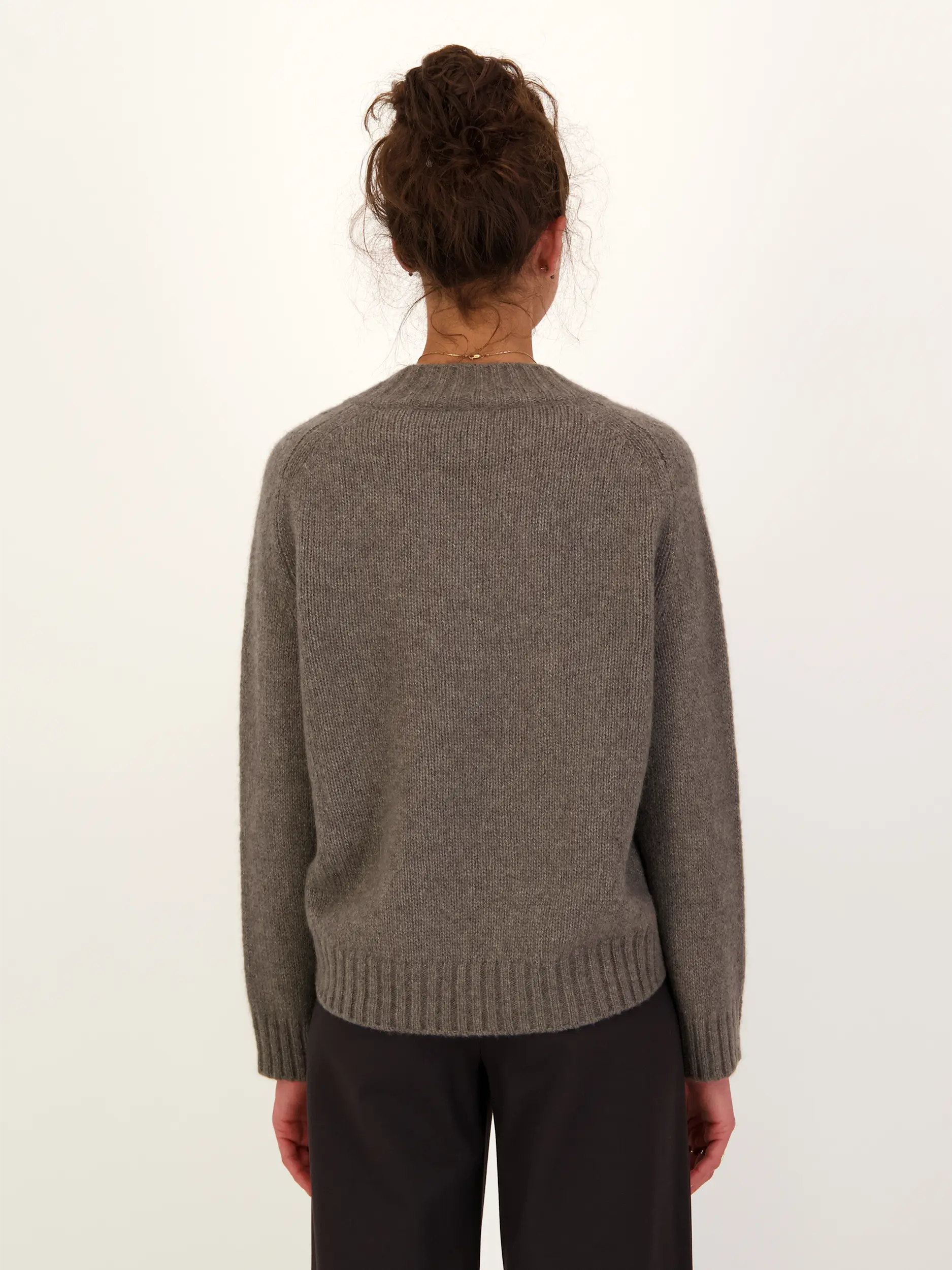 Pullover aus Kaschmir - Artikel Rückseite getragen von einem Modell