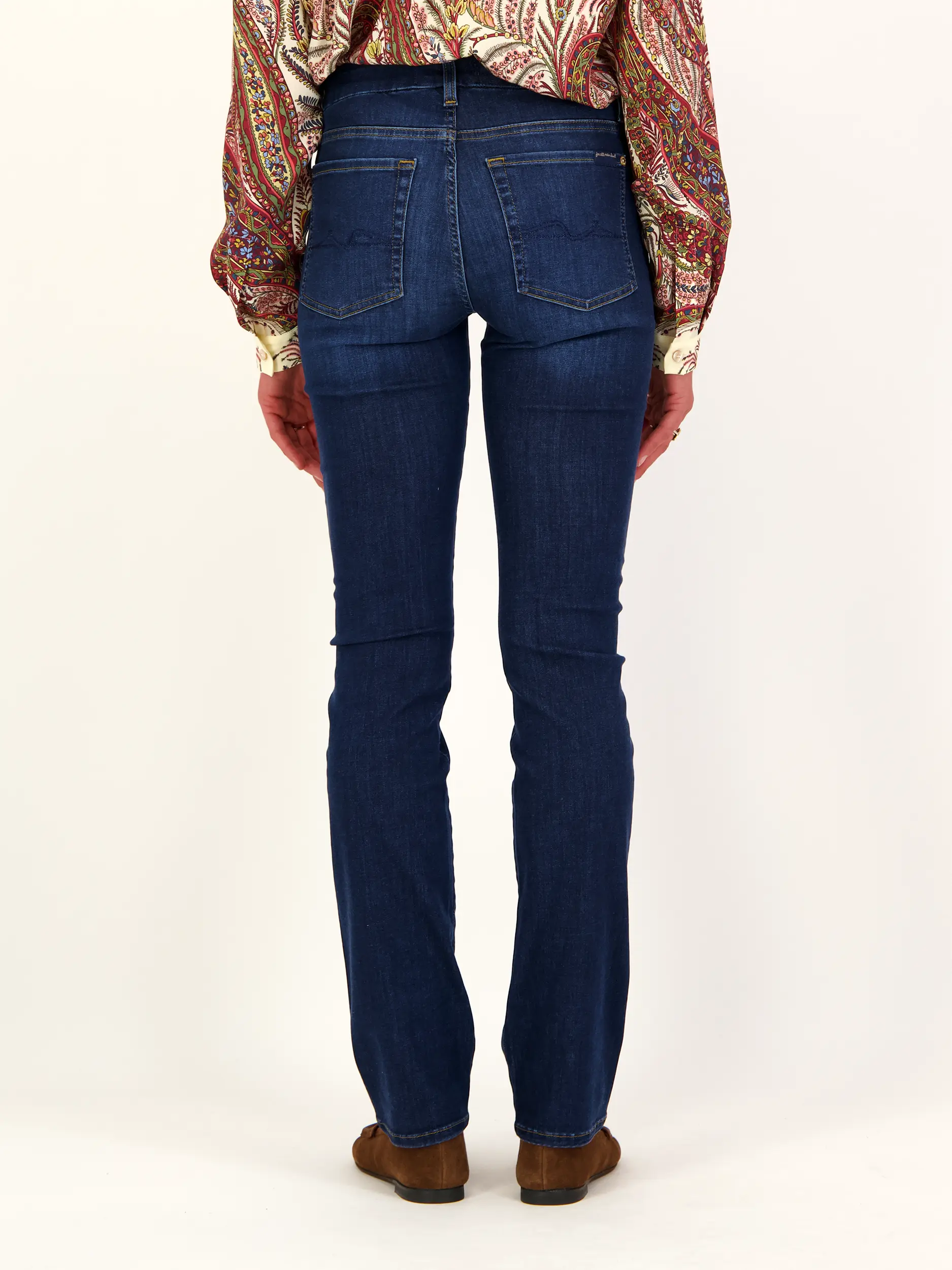 Mid Rise Straight Leg Jeans 'Kimmie' - Artikel Rückseite getragen von einem Modell