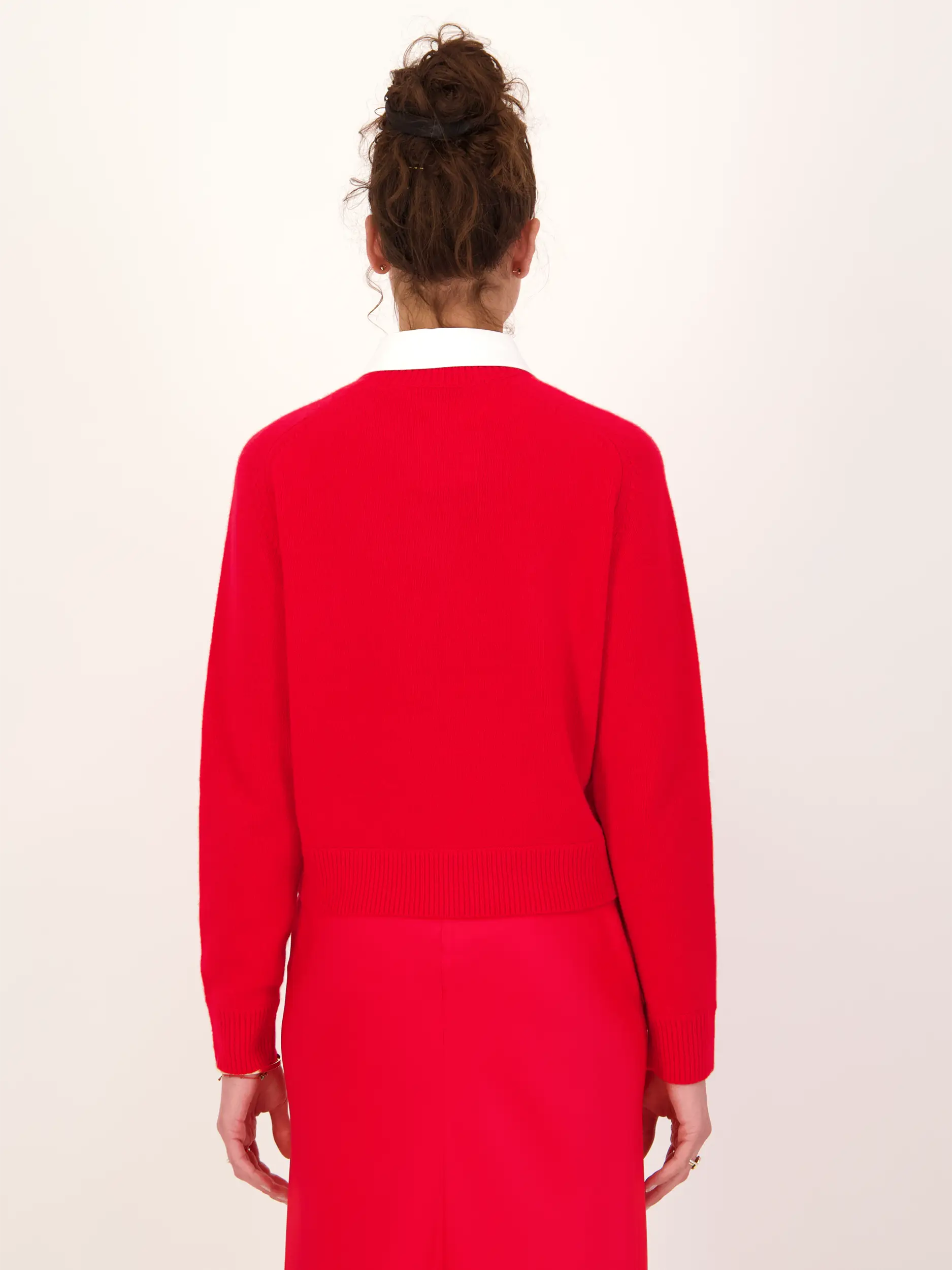 Strickjacke 'Elegant Statements' aus Wolle - Artikel Rückseite getragen von einem Modell - Farbe: Rot