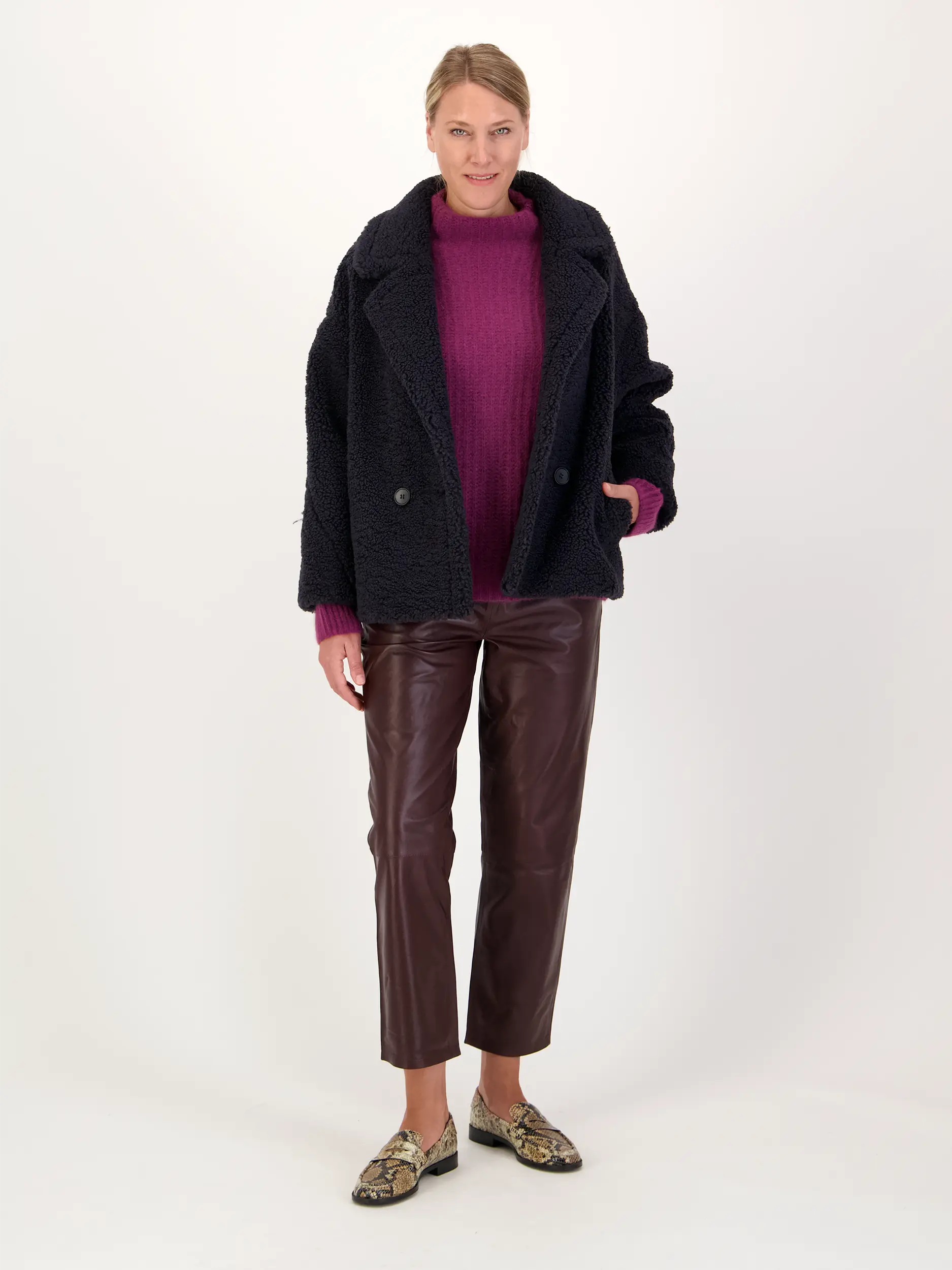 Teddyjacke 'Yogi' - Artikel Teil eines Outfits getragen von einem Modell - Farbe: Blau