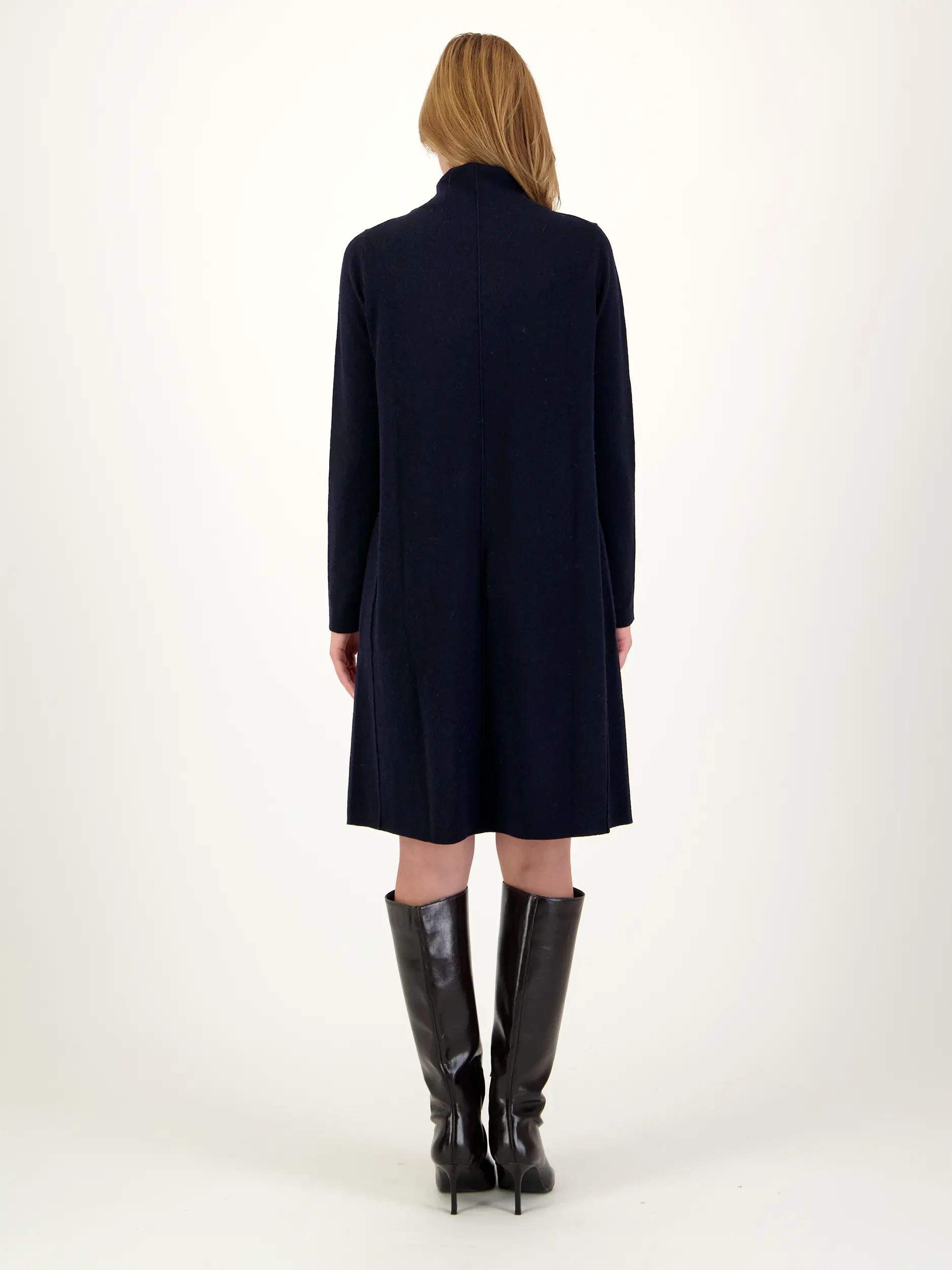 Midi Wollkleid langarm - Artikel Rückseite getragen von einem Modell - Farbe: Blau