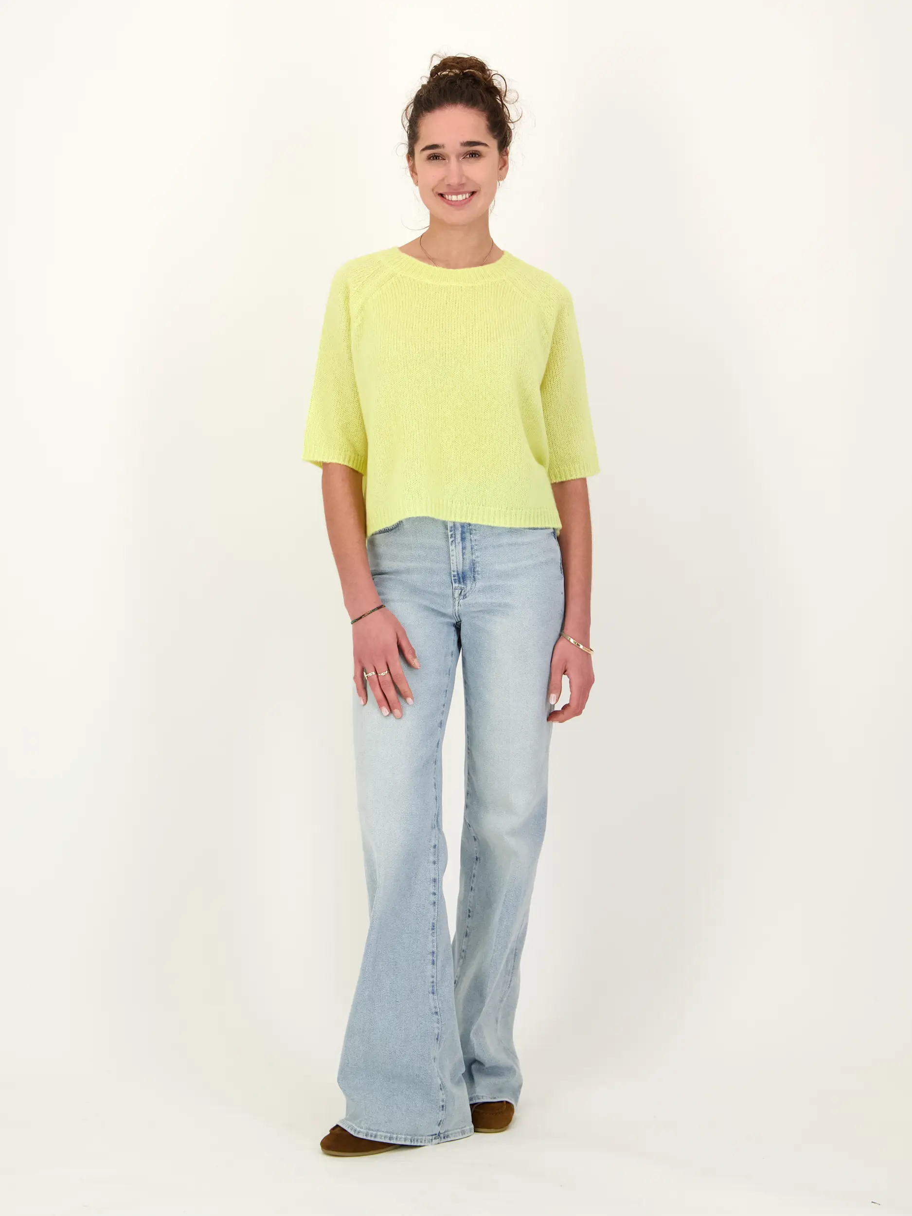 Pullover 'Shii' aus Kaschmir Seide Mix - Artikel Teil eines Outfits getragen von einem Modell - Farbe: Gelb