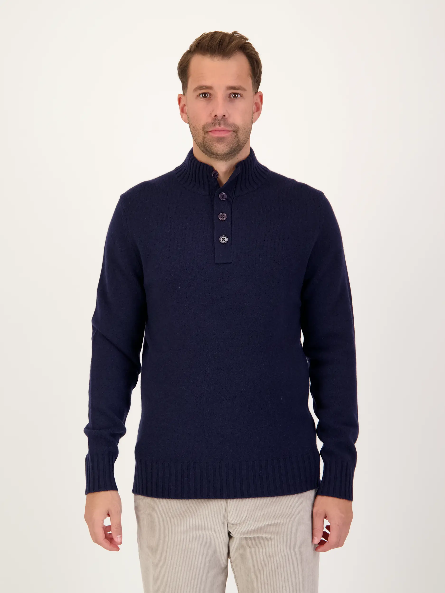 Pullover 'Capua' aus Merinowoll-Mix - Artikel Vorderseite getragen von einem Modell - Farbe: Blau