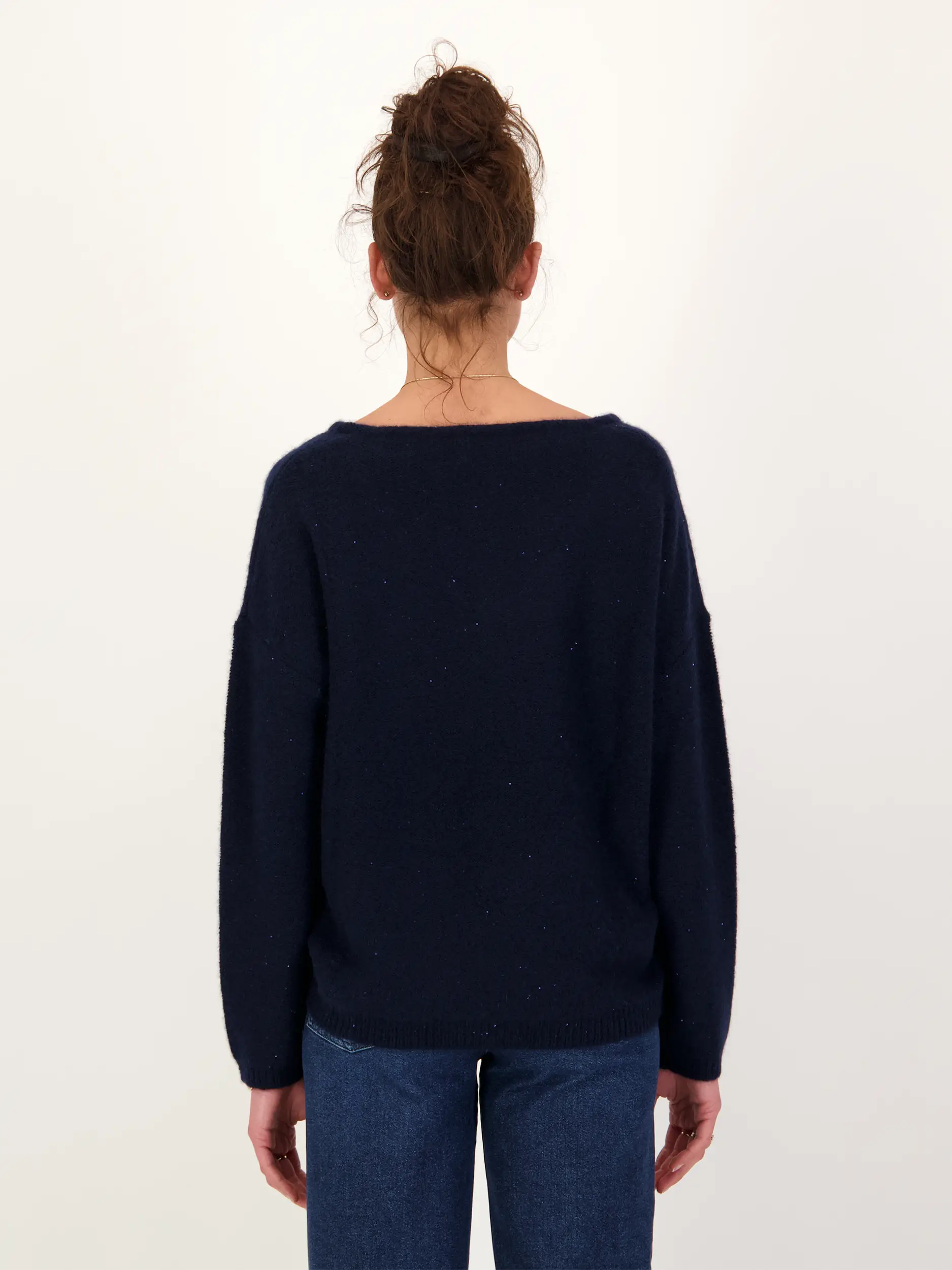 Pullover aus Kaschmir langarm - Artikel Rückseite getragen von einem Modell - Farbe: Blau