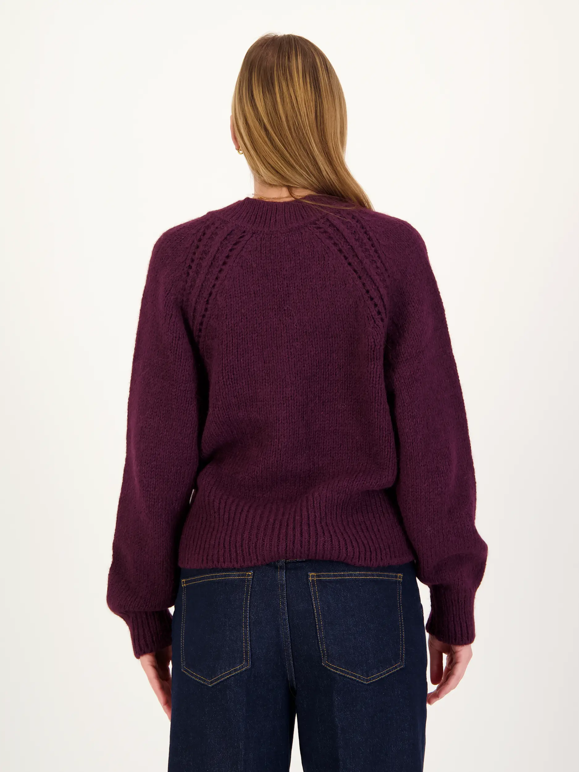 Strickjacke aus Alpaka - Artikel Rückseite getragen von einem Modell - Farbe: Rot