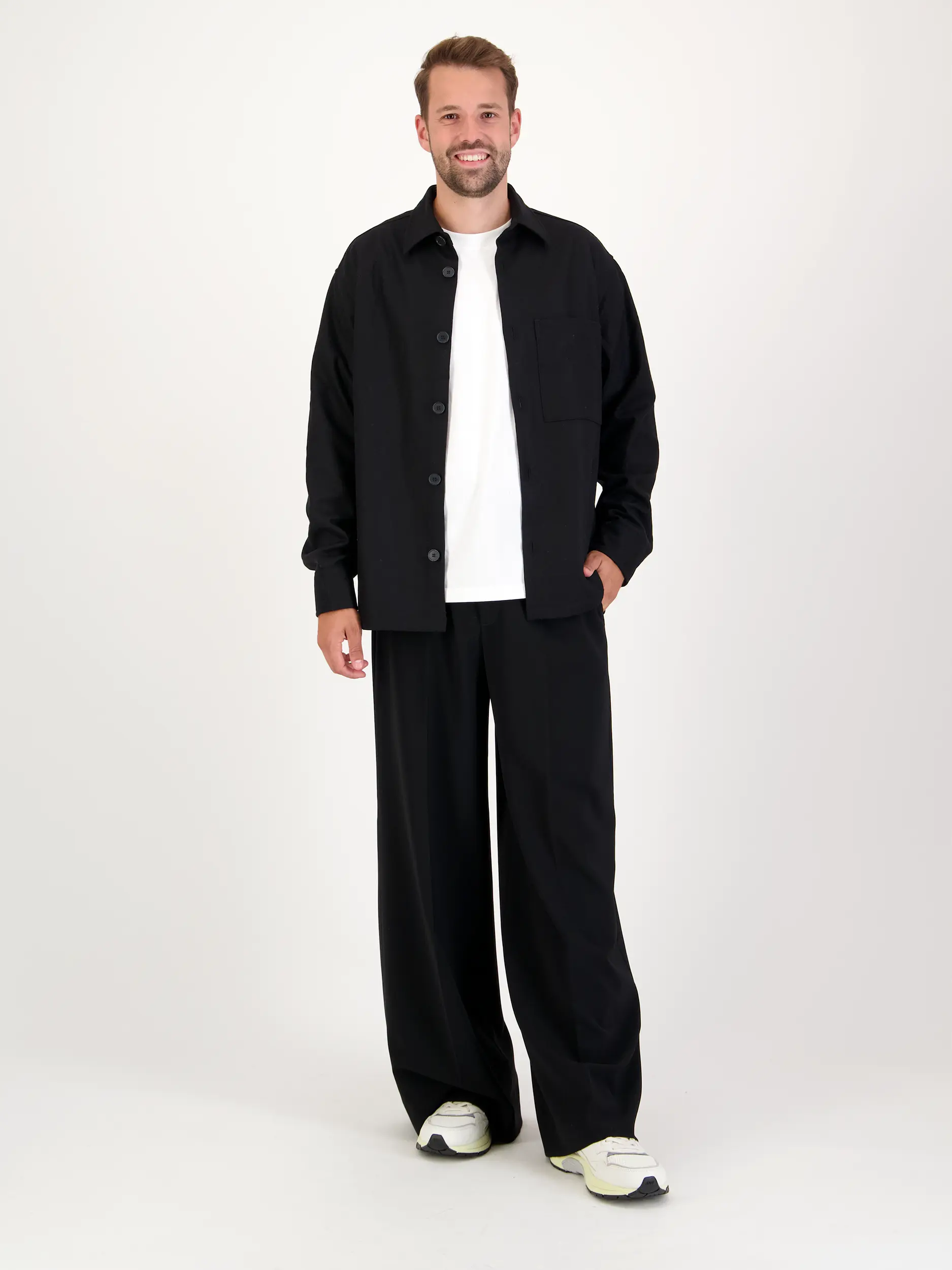 Overshirt 'Freddy' aus Woll-Mix - Artikel Teil eines Outfits getragen von einem Modell - Farbe: Schwarz