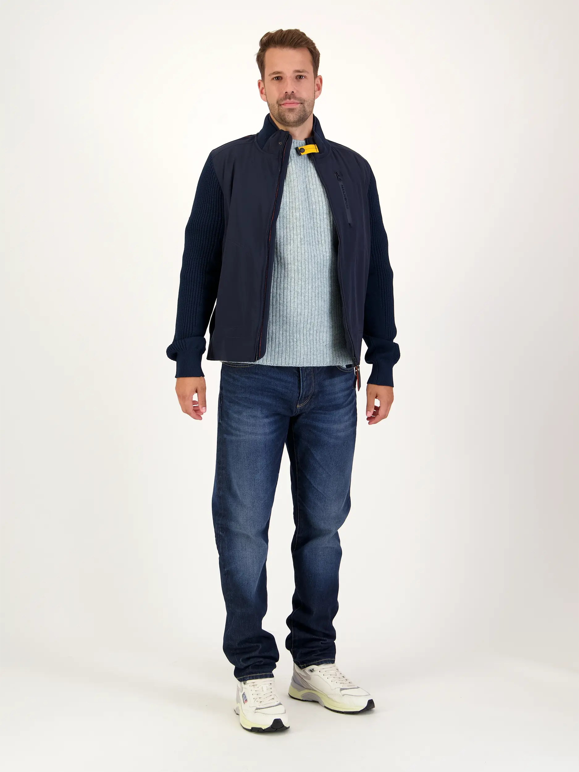 Pullover 'Barrow' aus Woll-Mix langarm - Artikel Teil eines Outfits getragen von einem Modell - Farbe: Grün