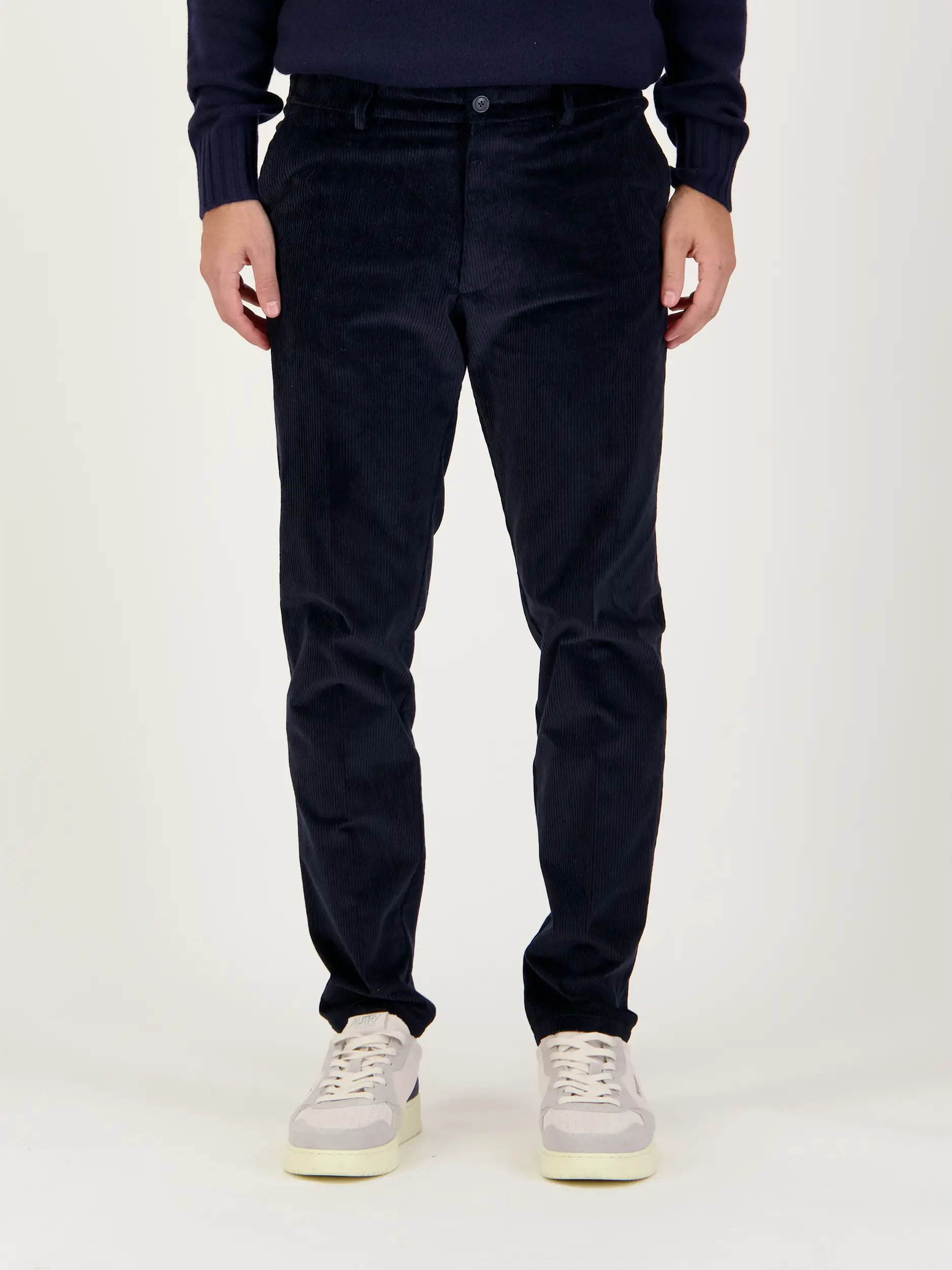 Cordhose 'Ajend' - Artikel Vorderseite getragen von einem Modell - Farbe: Blau