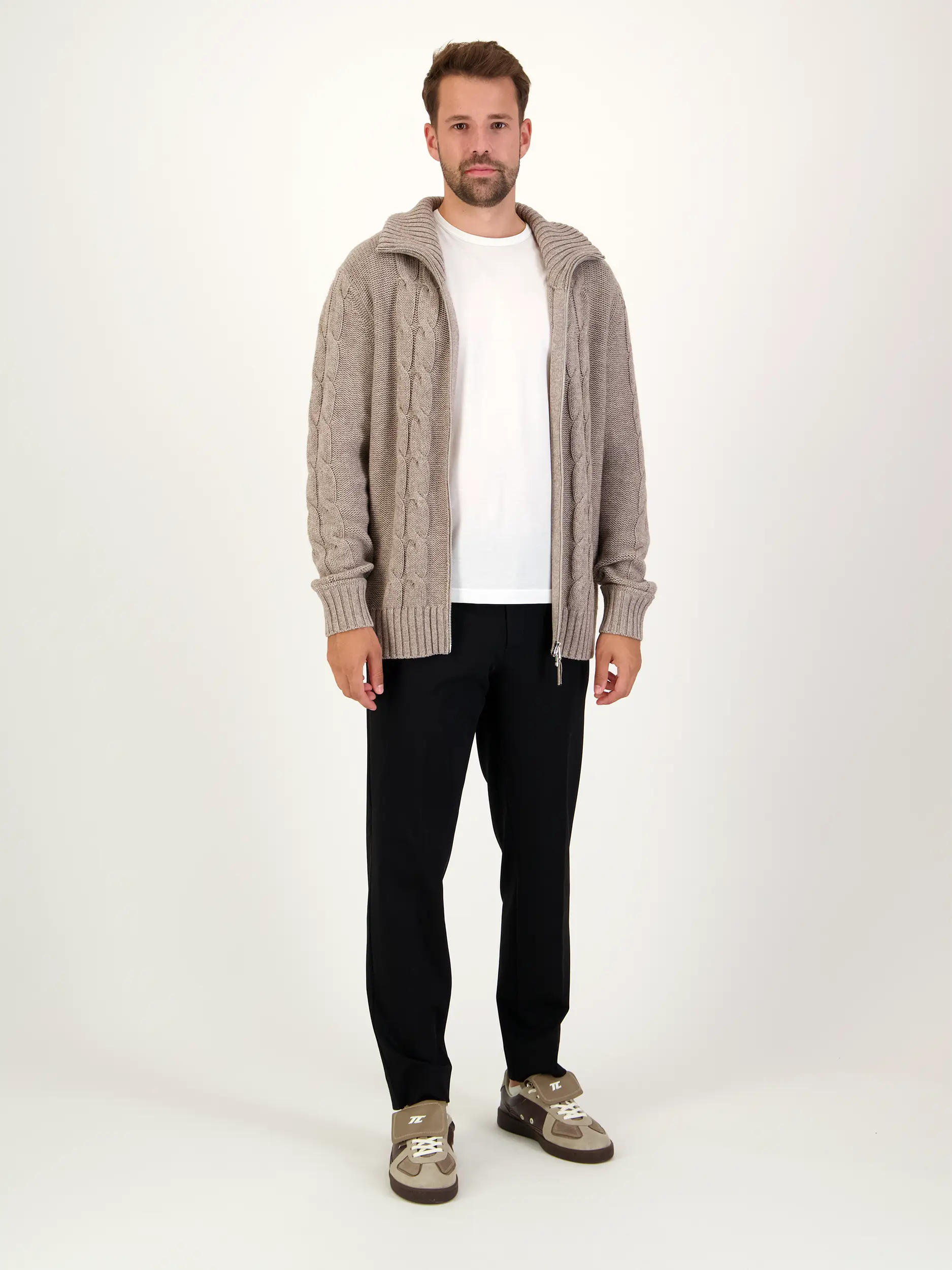Strickjacke aus Kaschmir-Mix langarm - Artikel Teil eines Outfits getragen von einem Modell - Farbe: Beige