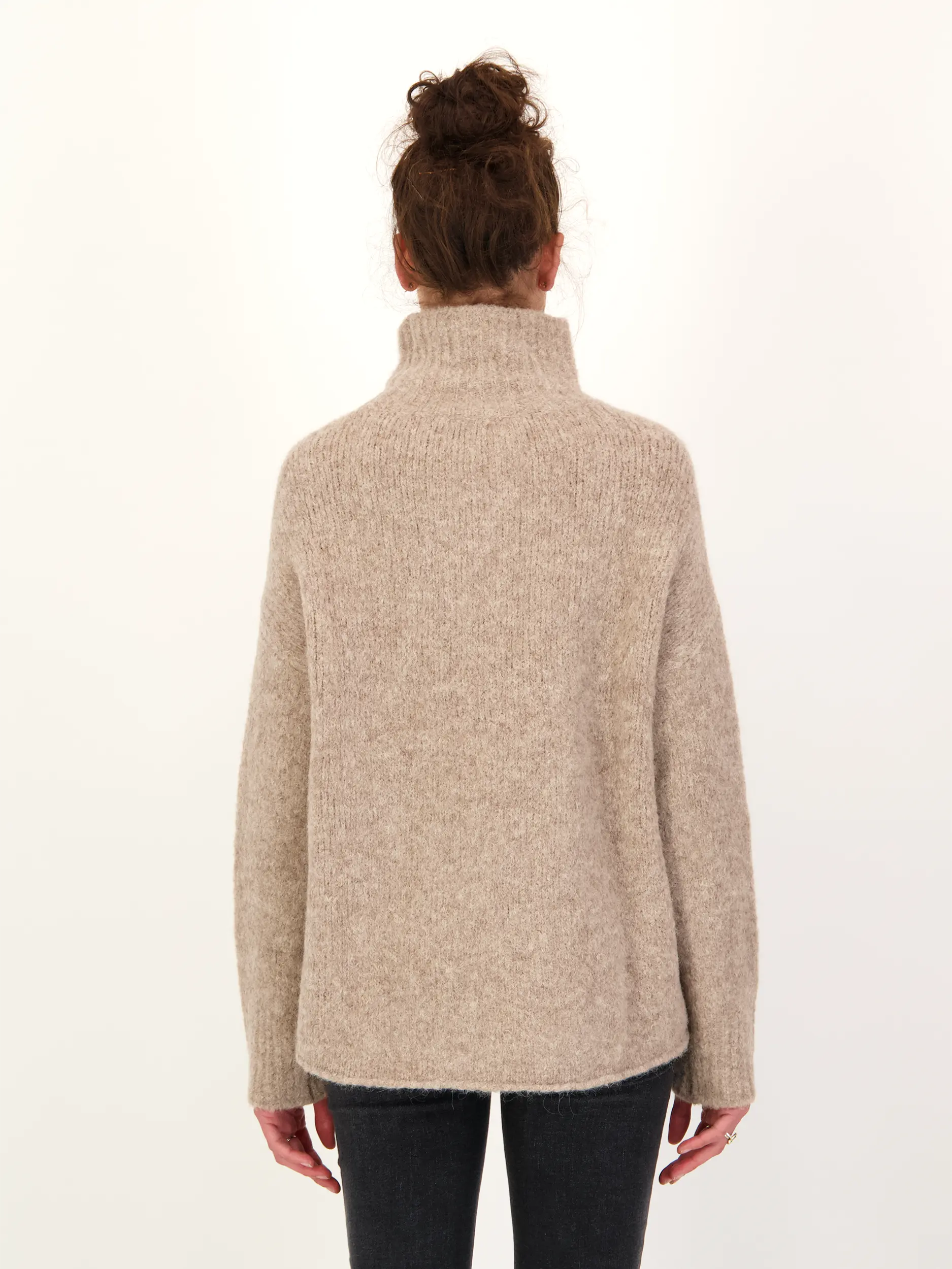 Pullover 'Livturtle' aus Alpaka langarm - Artikel Rückseite getragen von einem Modell - Farbe: Beige