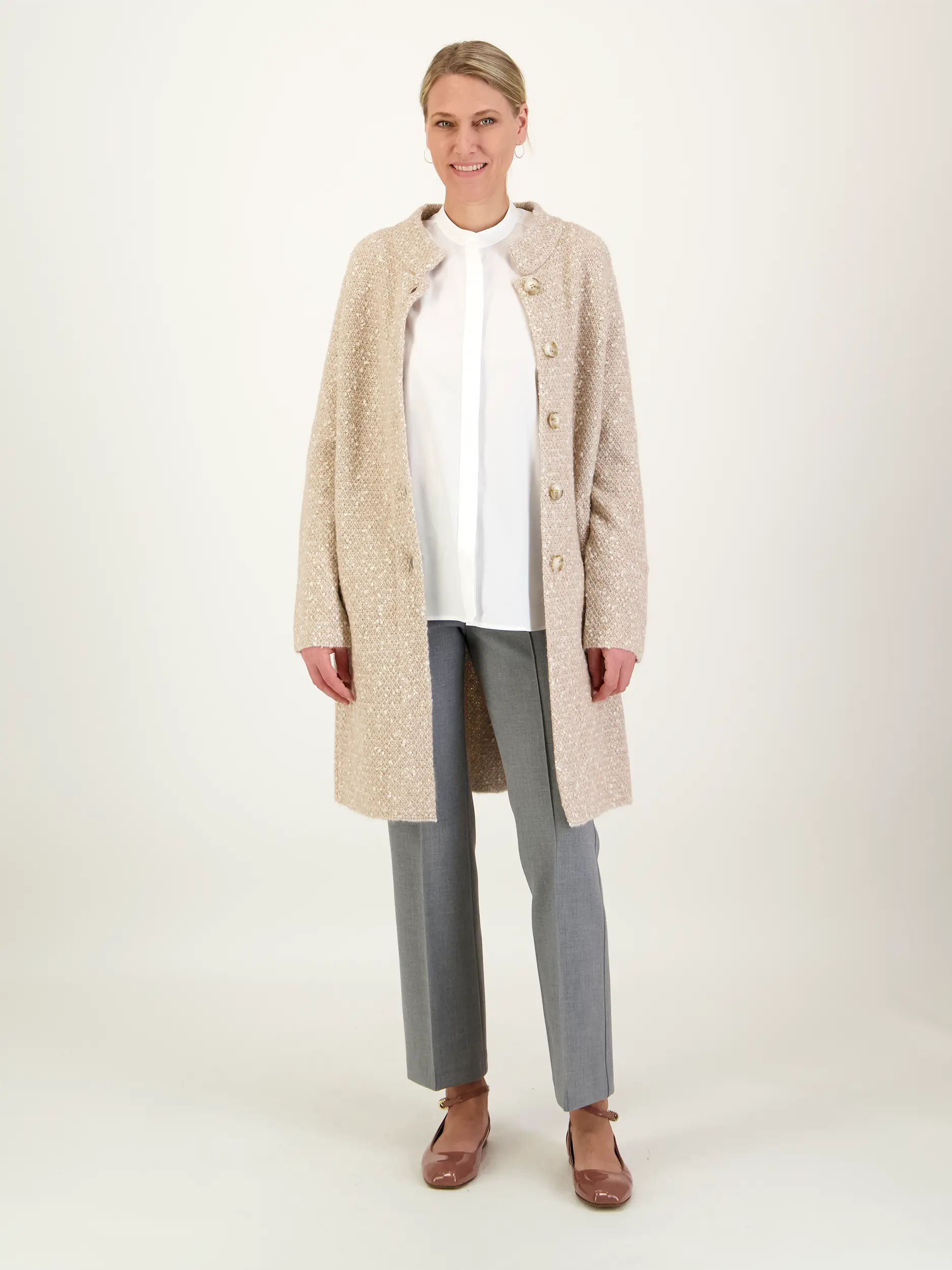 Kurzmantel aus Woll-Mix - Artikel Teil eines Outfits getragen von einem Modell