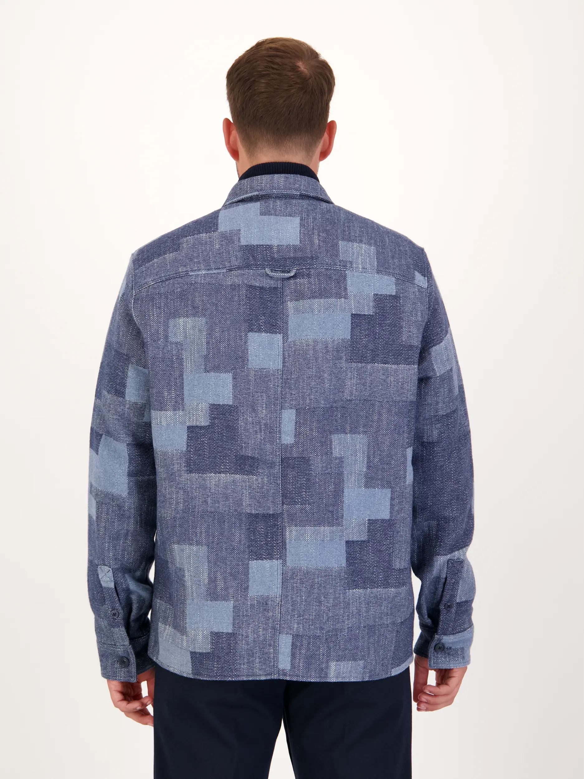 Overshirt 'Dieggo' mit Kentkragen langarm - Artikel Rückseite getragen von einem Modell - Farbe: Blau