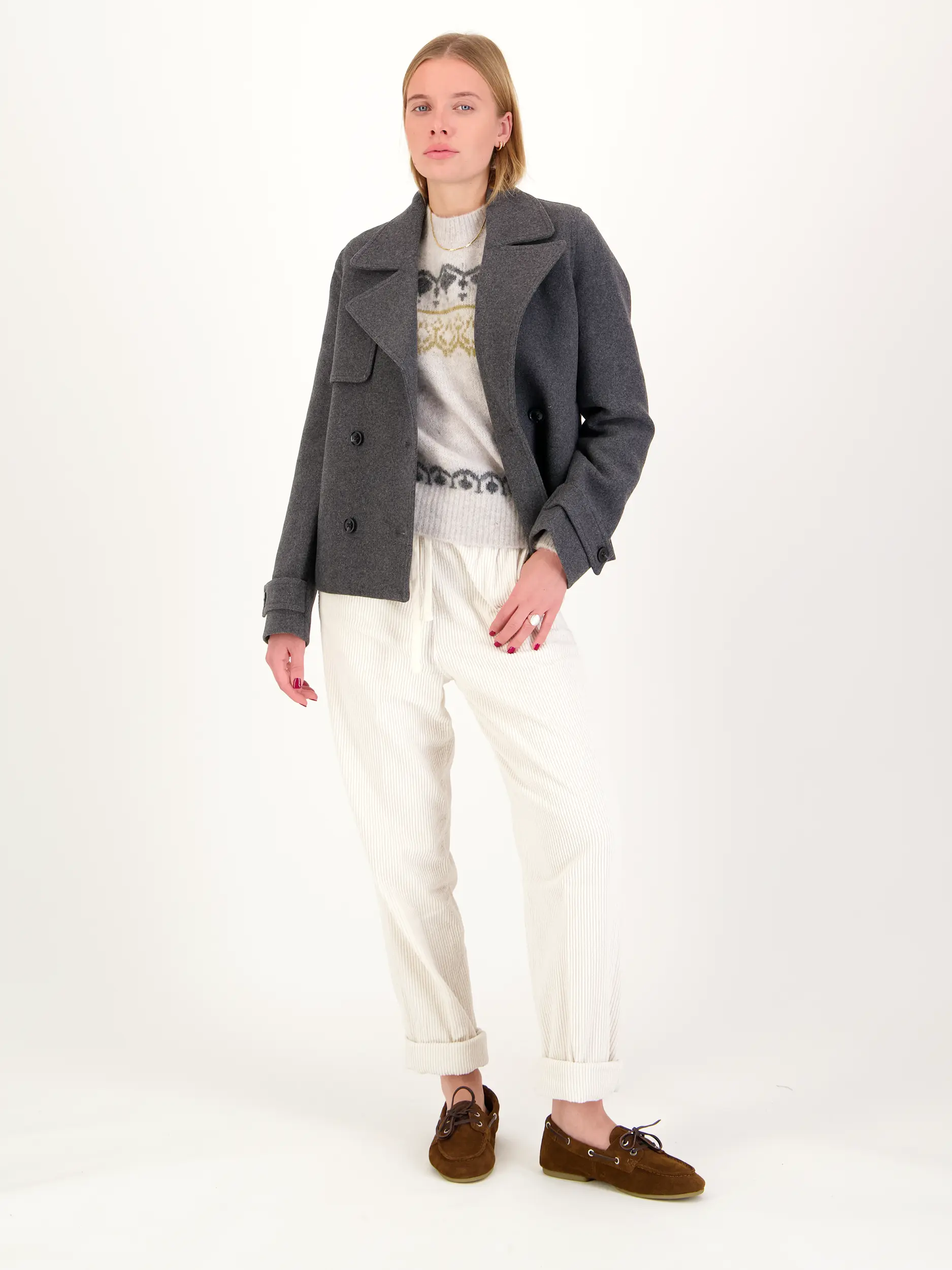 Caban 'Samarta' aus Wolle - Artikel Teil eines Outfits getragen von einem Modell - Farbe: Grau