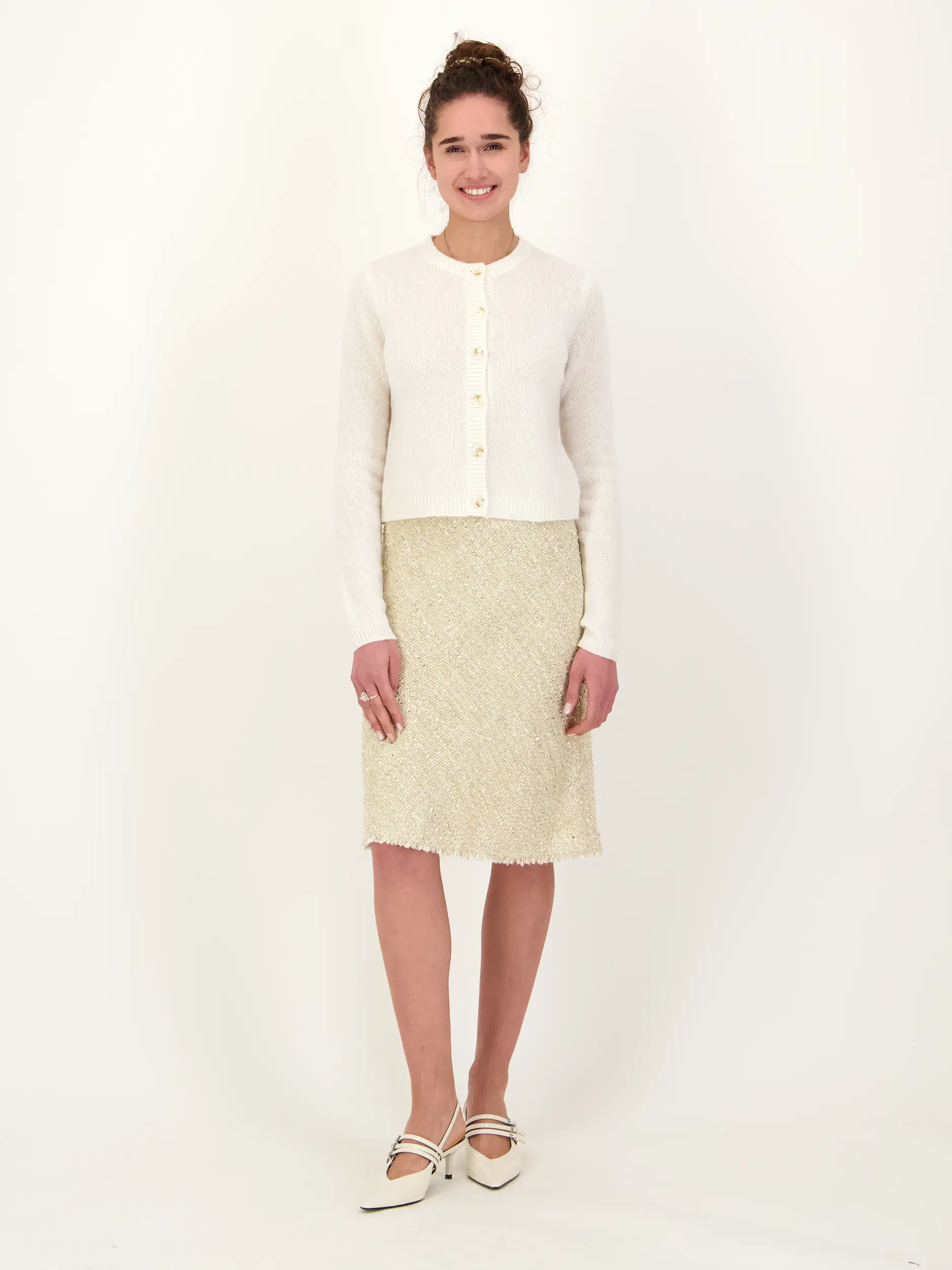 Strickjacke 'Felicia'  - Artikel Teil eines Outfits getragen von einem Modell - Farbe: Creme