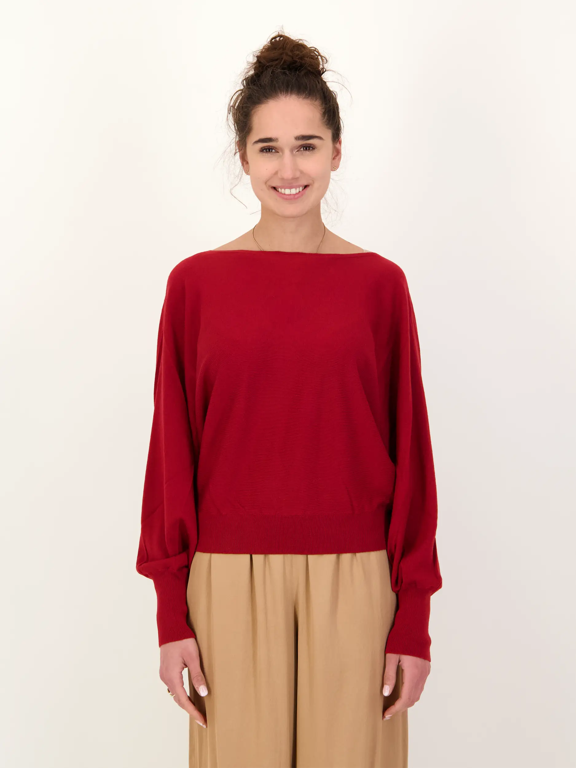 Pullover 'Gerlina' - Artikel Vorderseite getragen von einem Modell - Farbe: Rot