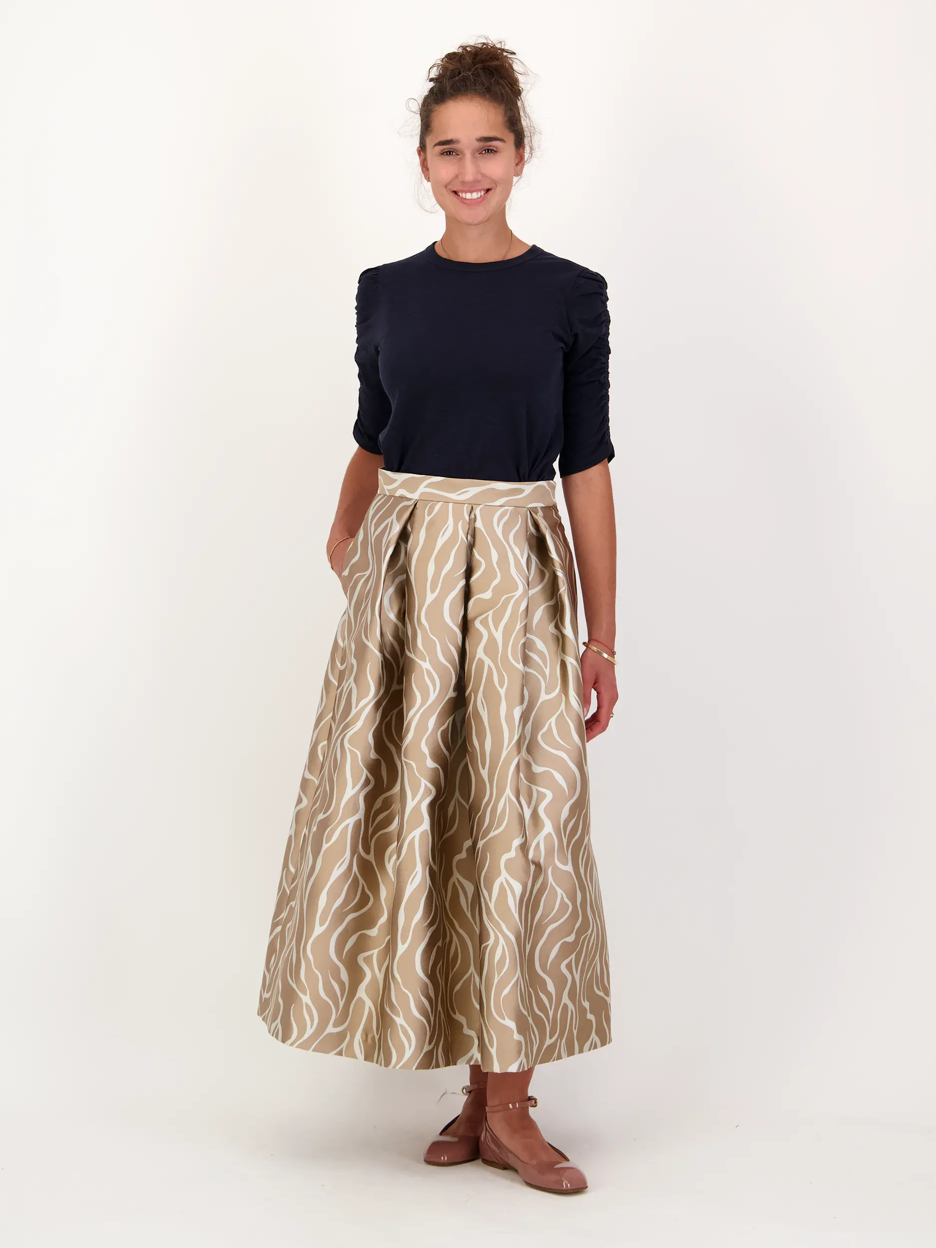 Gemusterter Midirock 'Luna Streaks' - Artikel Teil eines Outfits getragen von einem Modell - Farbe: Beige