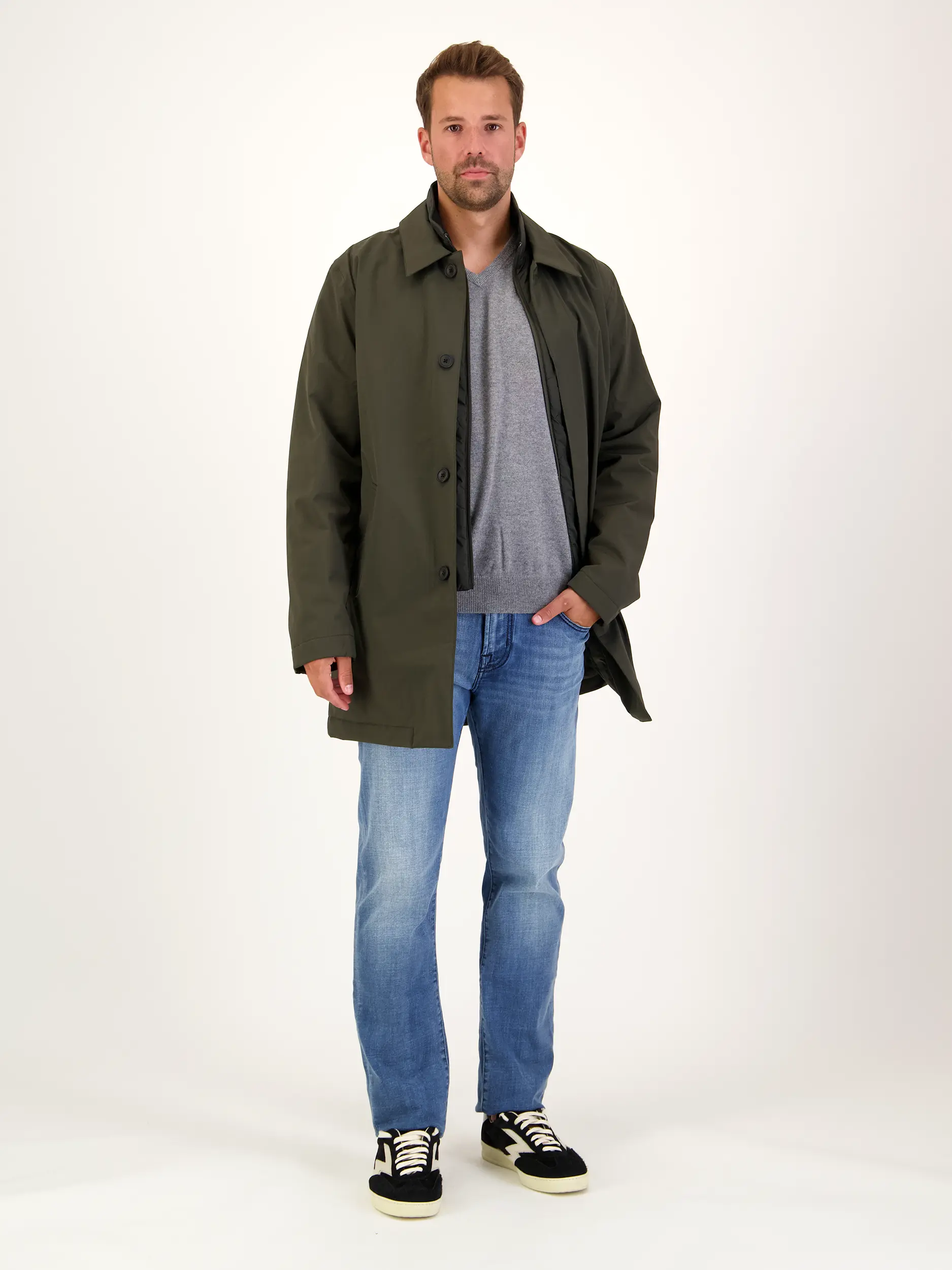 Mid Rise Slim Fit Jeans 'Bard' - Artikel Teil eines Outfits getragen von einem Modell - Farbe: Blau