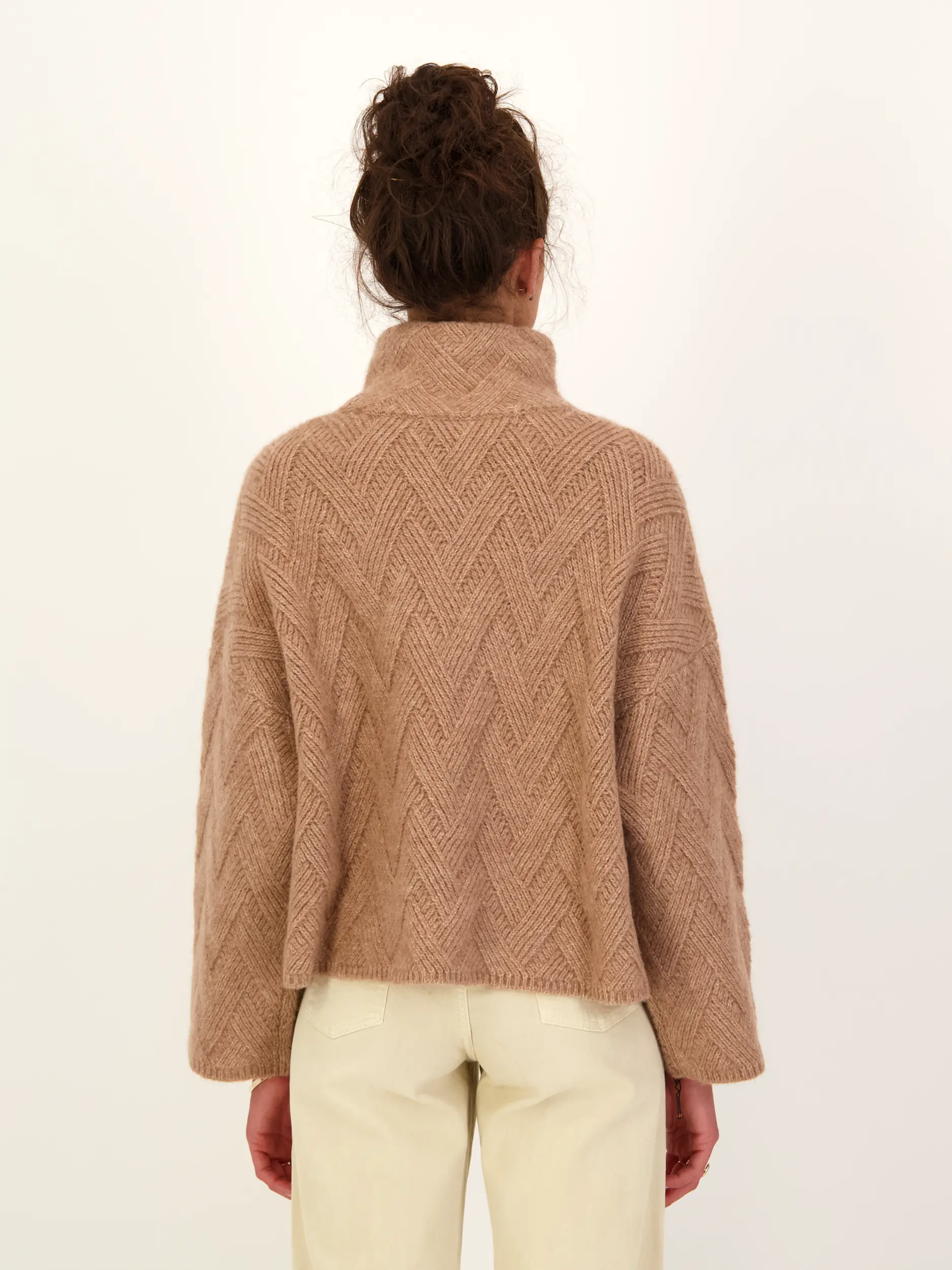 Pullover aus Kaschmir - Artikel Rückseite getragen von einem Modell