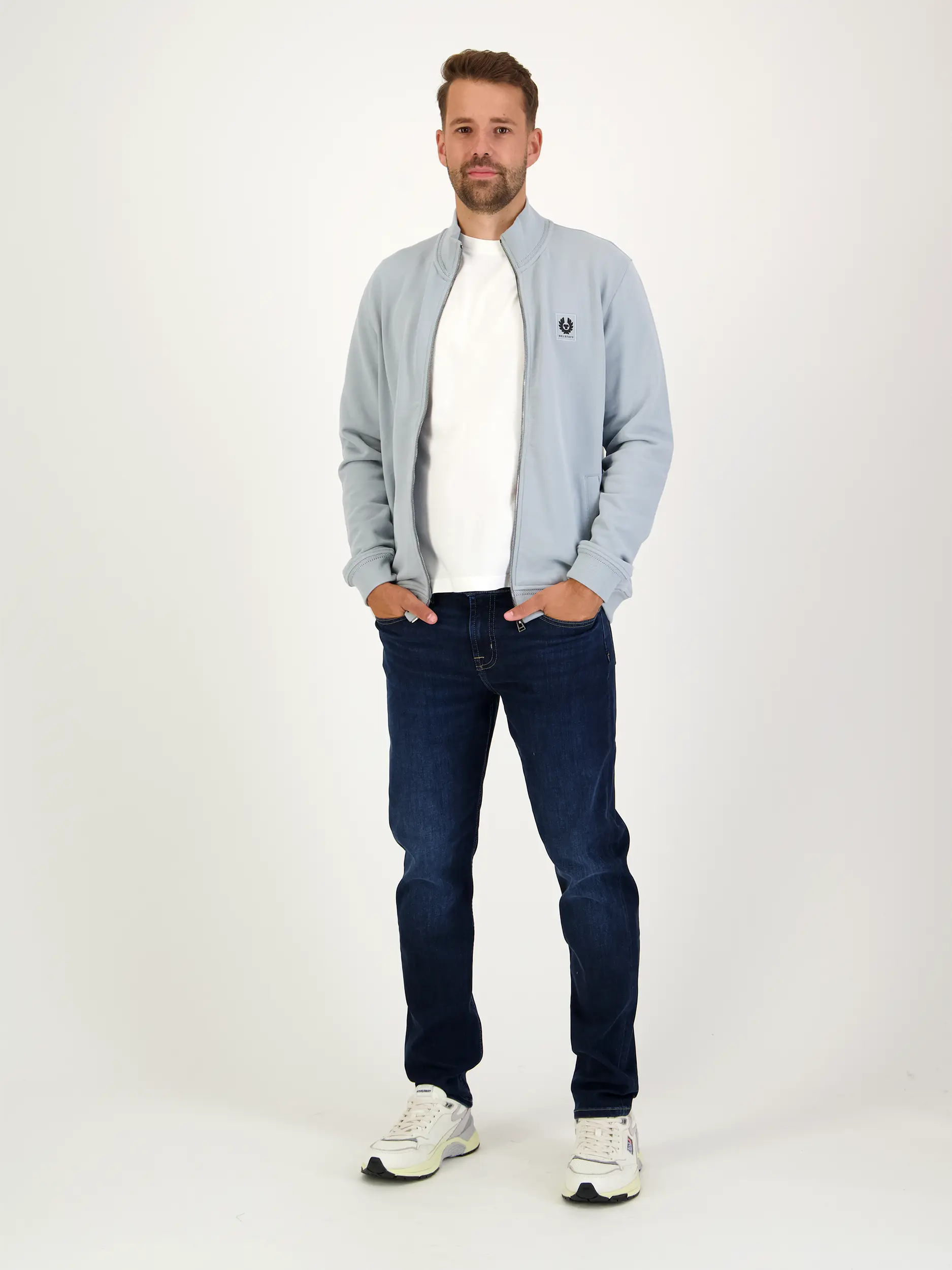 Sweatjacke - Artikel Teil eines Outfits getragen von einem Modell - Farbe: Blau