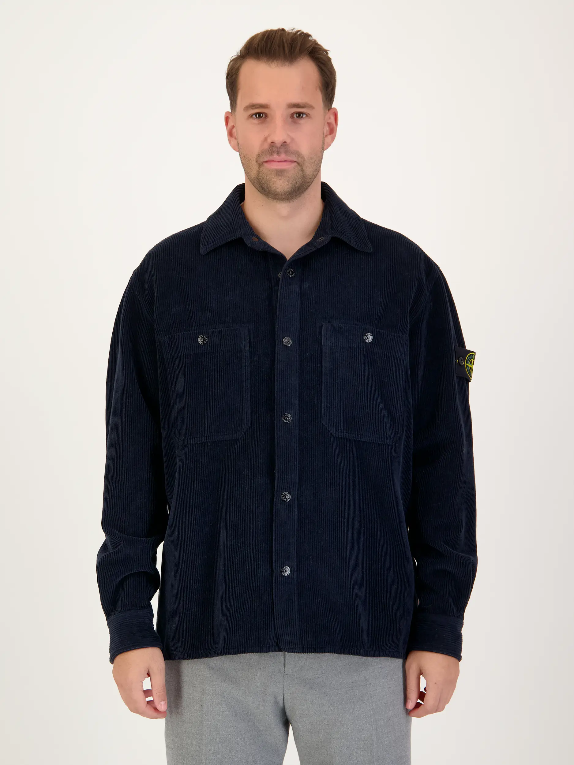 Cord Overshirt - Artikel Vorderseite getragen von einem Modell - Farbe: Blau