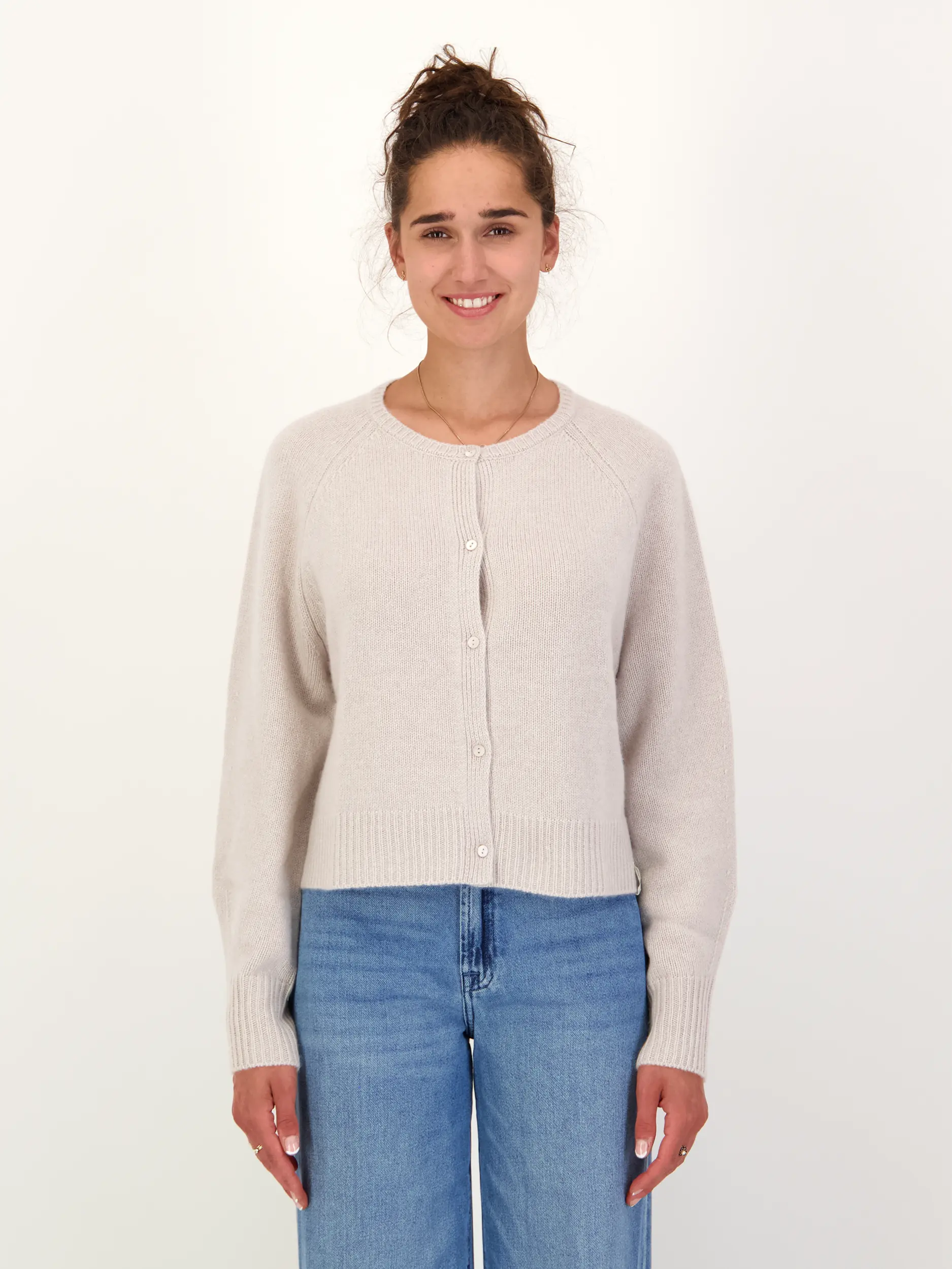 Strickjacke aus Kaschmir langarm - Artikel Vorderseite getragen von einem Modell - Farbe: Beige