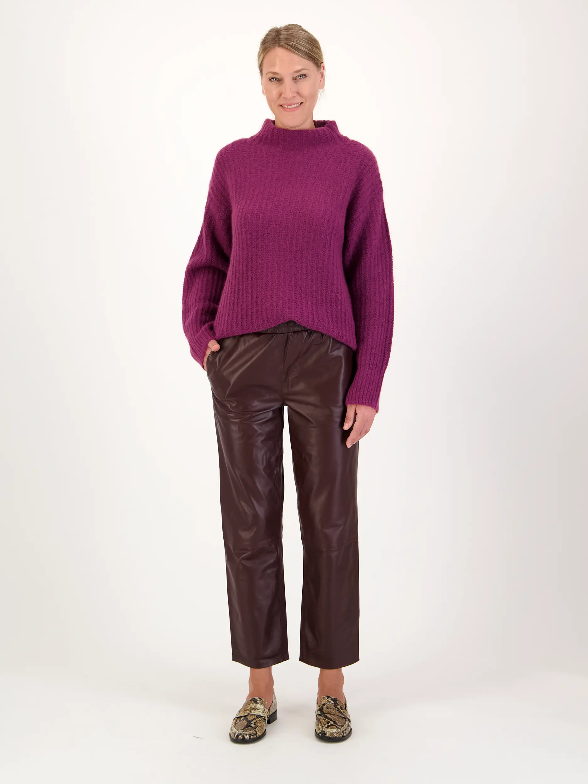 Lederhose 'Cynthian' - Artikel Teil eines Outfits getragen von einem Modell - Farbe: Rot