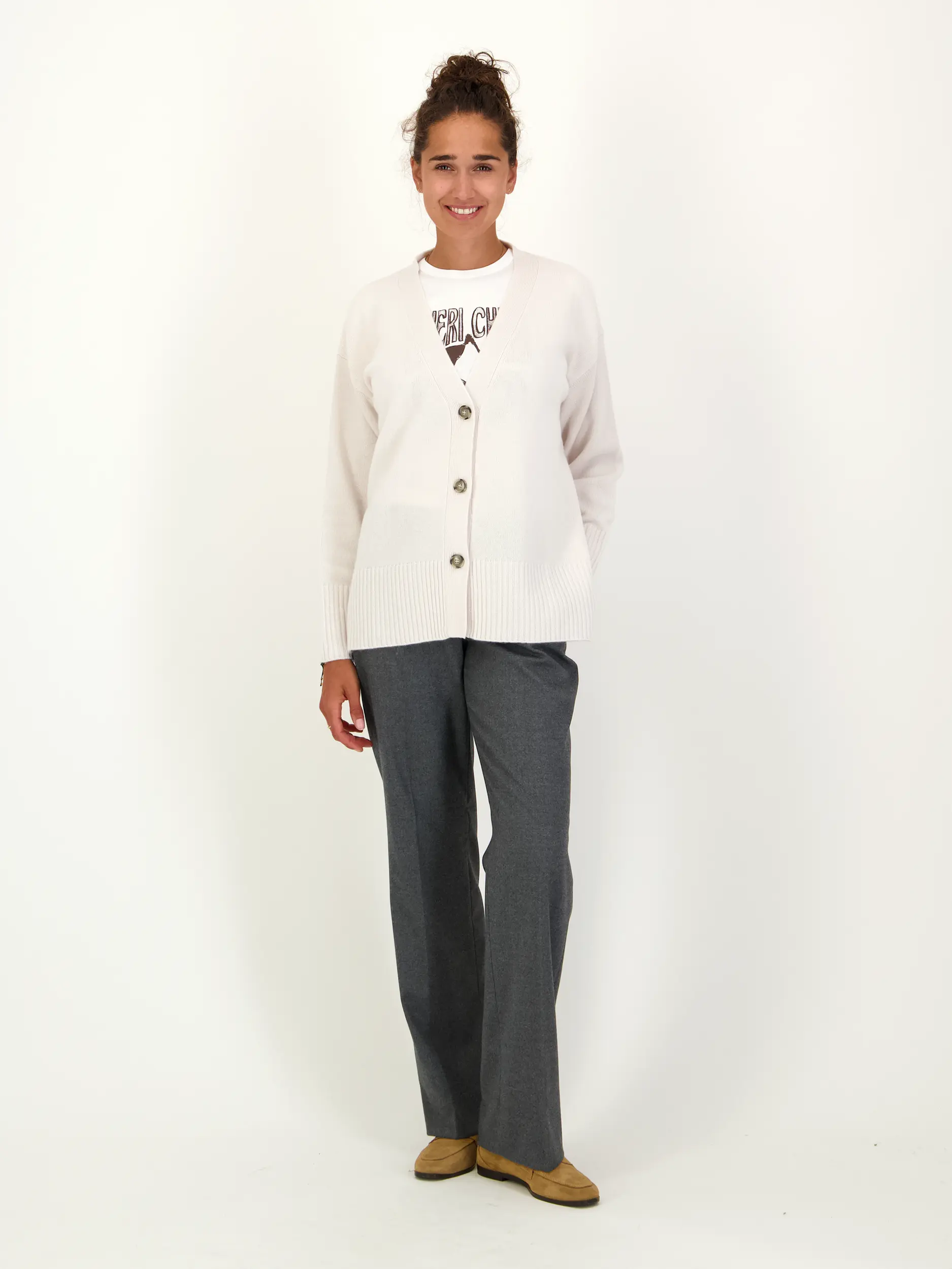 Strickjacke aus Kaschmir-Mix langarm - Artikel Teil eines Outfits getragen von einem Modell - Farbe: Creme