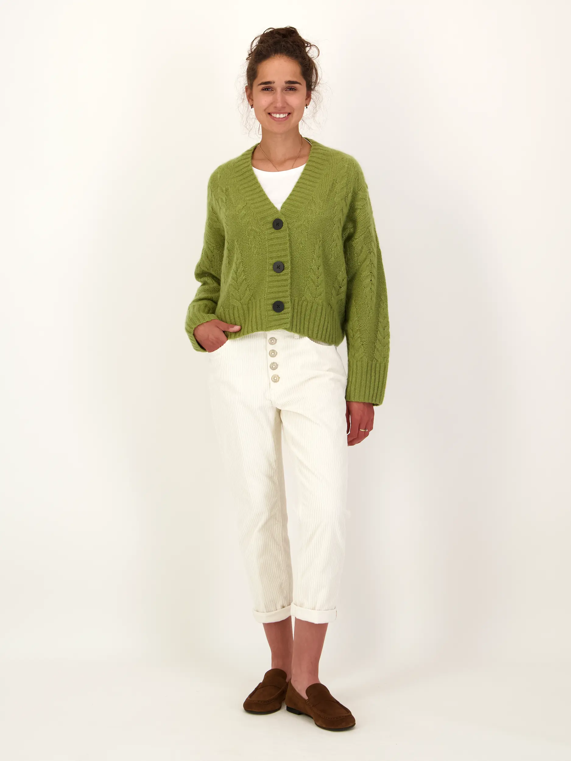 Strickjacke 'Bodnant' aus Kaschmir - Artikel Teil eines Outfits getragen von einem Modell