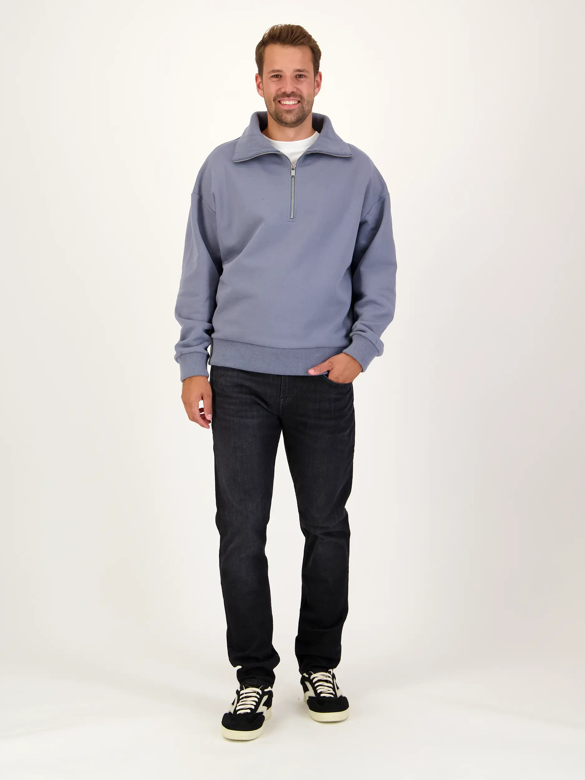 Sweatshirt 'Kailep' - Artikel Teil eines Outfits getragen von einem Modell - Farbe: Blau