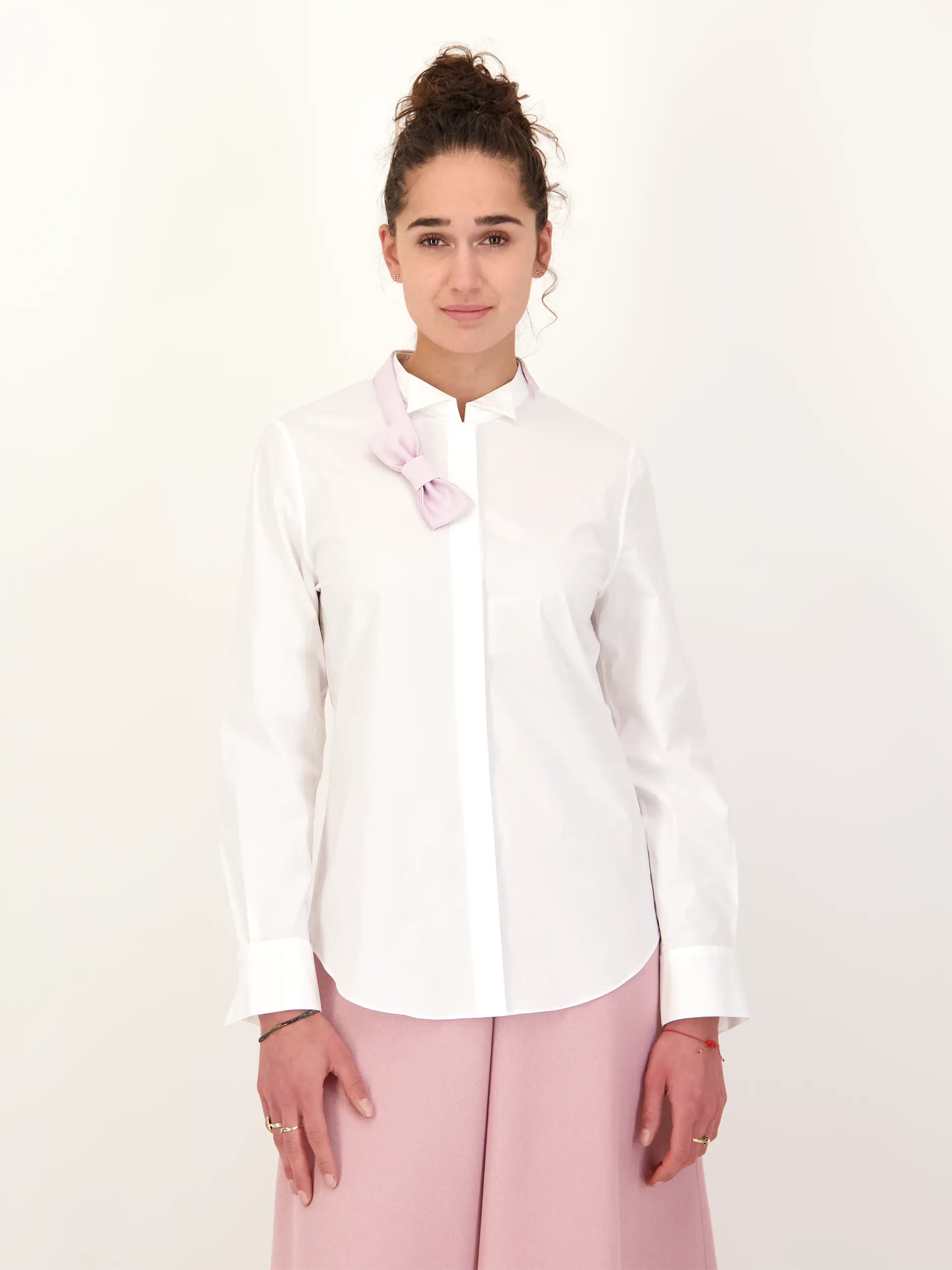 Baumwollbluse 'Pure Power' langarm - Artikel Vorderseite getragen von einem Modell - Farbe: Weiß