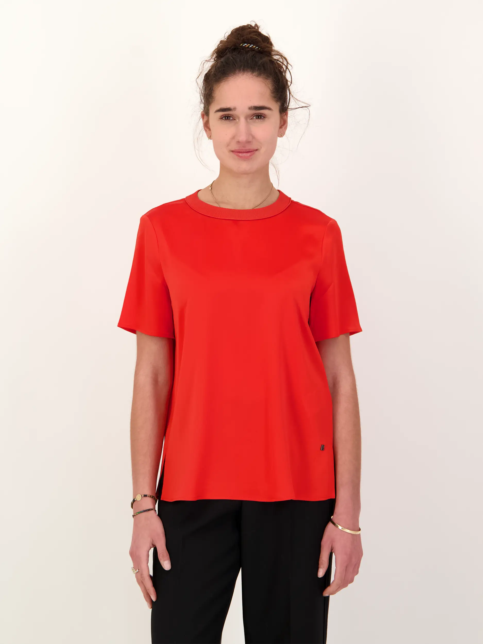 T-Shirt 'Dylan' - Artikel Vorderseite getragen von einem Modell - Farbe: Rot