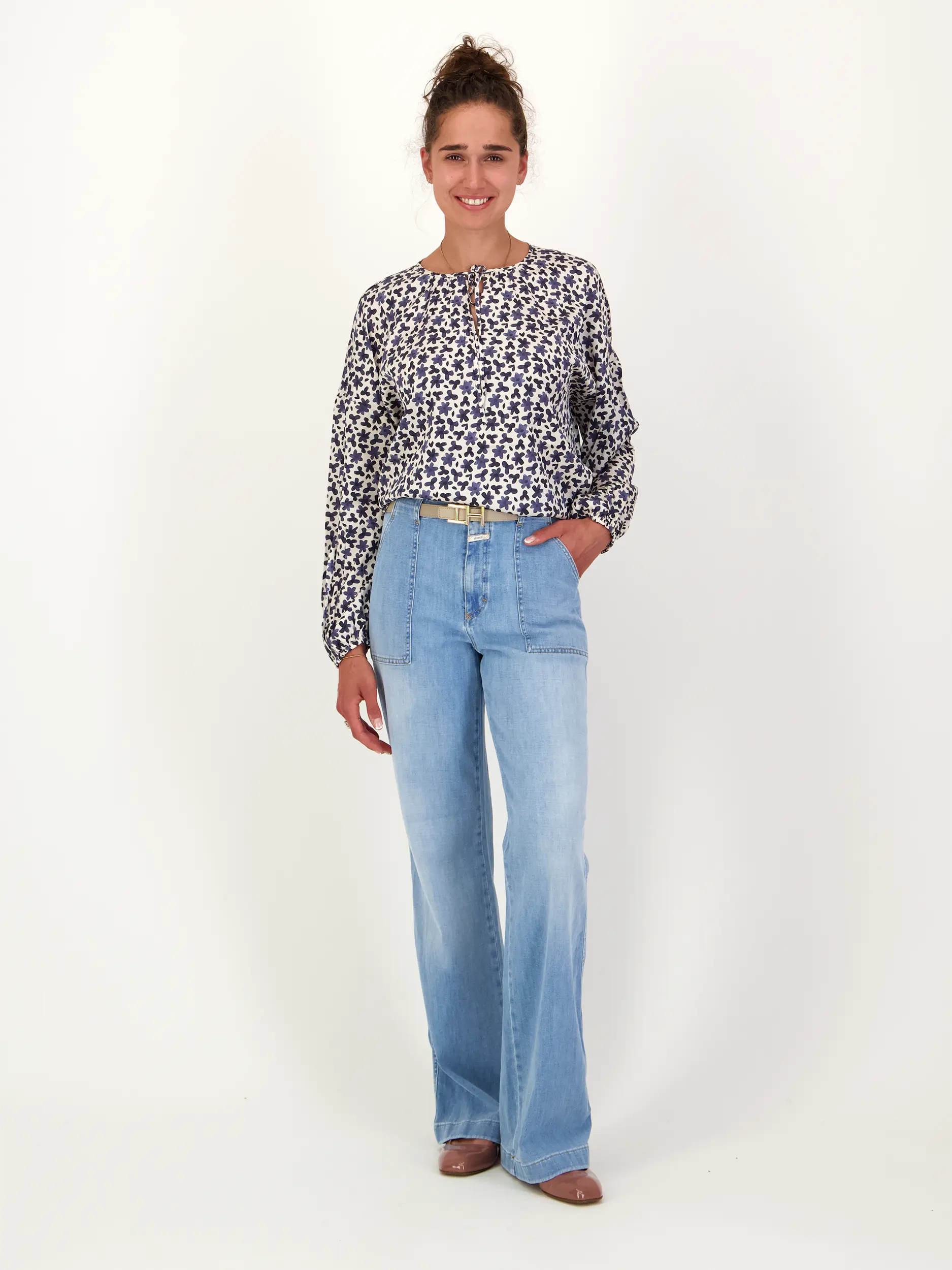 Geblümte Bluse 'Katta' aus Seide langarm - Artikel Teil eines Outfits getragen von einem Modell