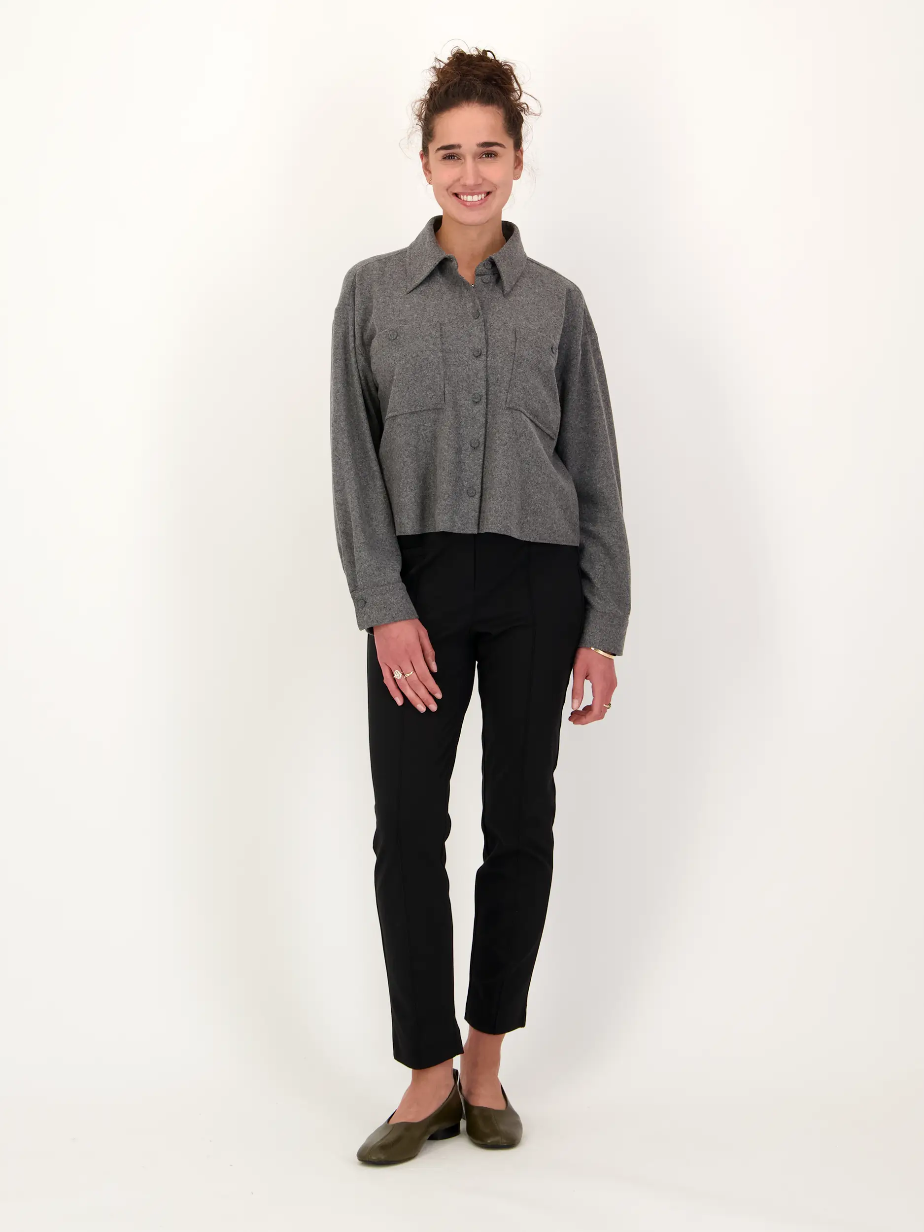 Kurzes Hemd aus Woll-Mix  - Artikel Teil eines Outfits getragen von einem Modell - Farbe: Grau