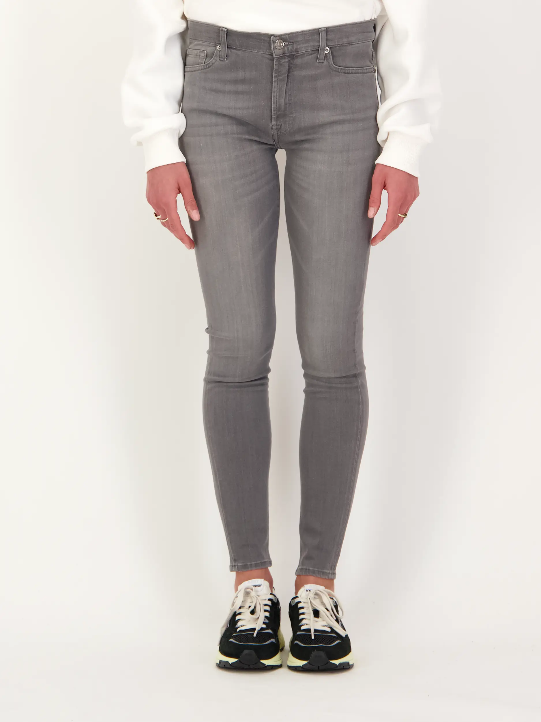 High Waist Skinny Jeans - Artikel Vorderseite getragen von einem Modell - Farbe: Grau