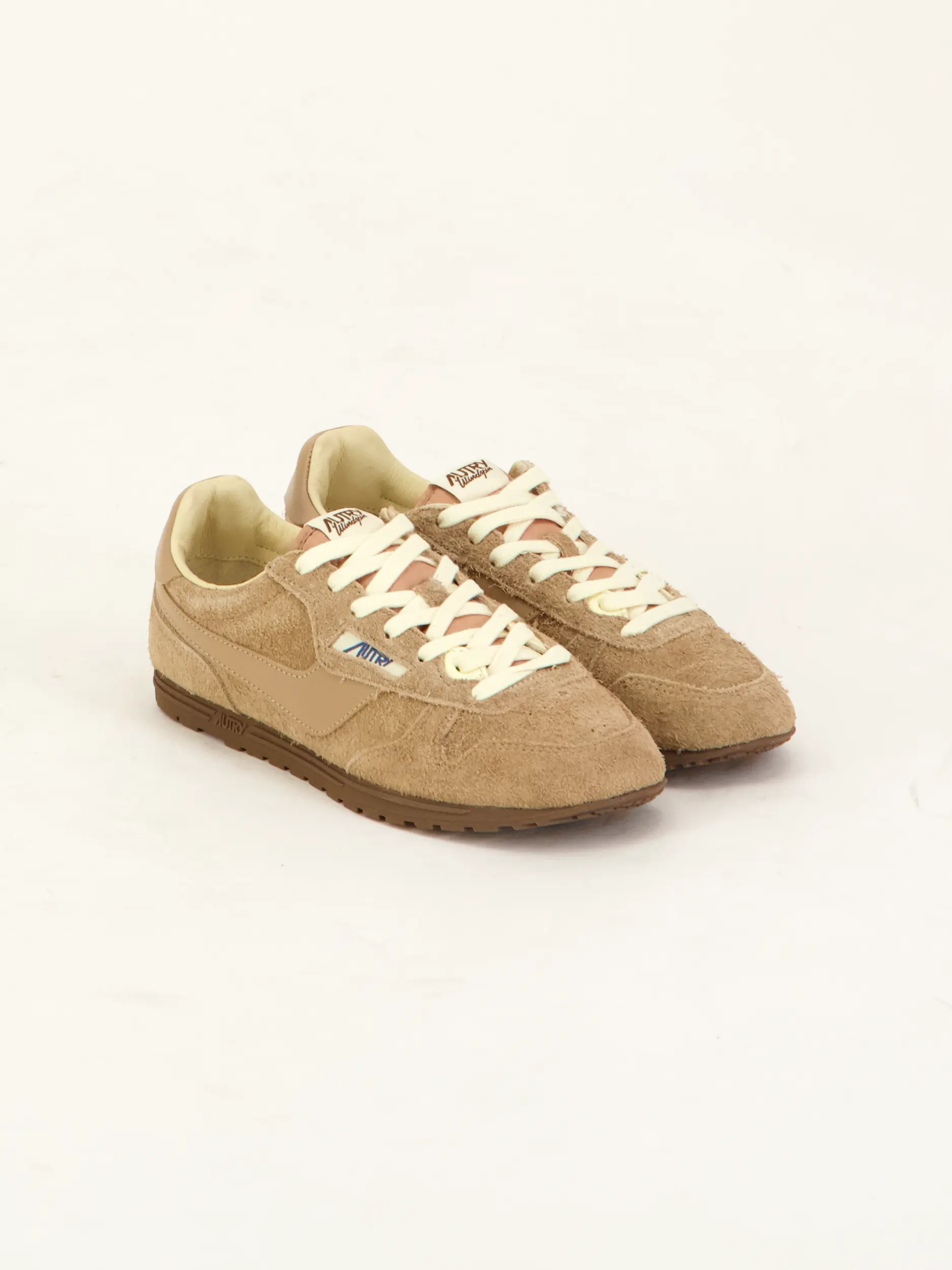 Sneaker 'Windspin' aus Leder - Artikel Teil eines Outfits getragen von einem Modell