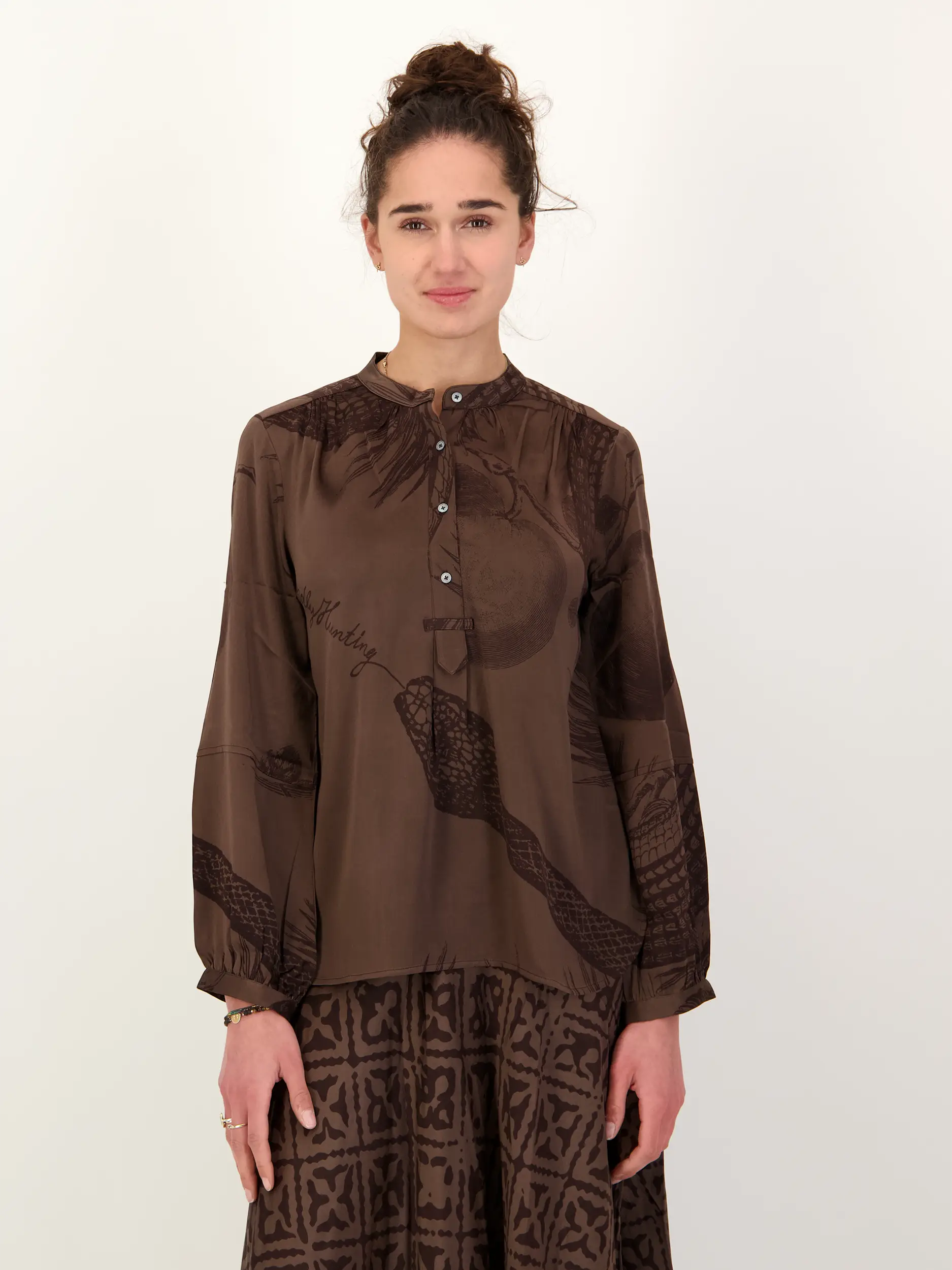 Gemusterte Bluse 'Mitra Garden Eden' aus Seide langarm - Artikel Vorderseite getragen von einem Modell - Farbe: Braun