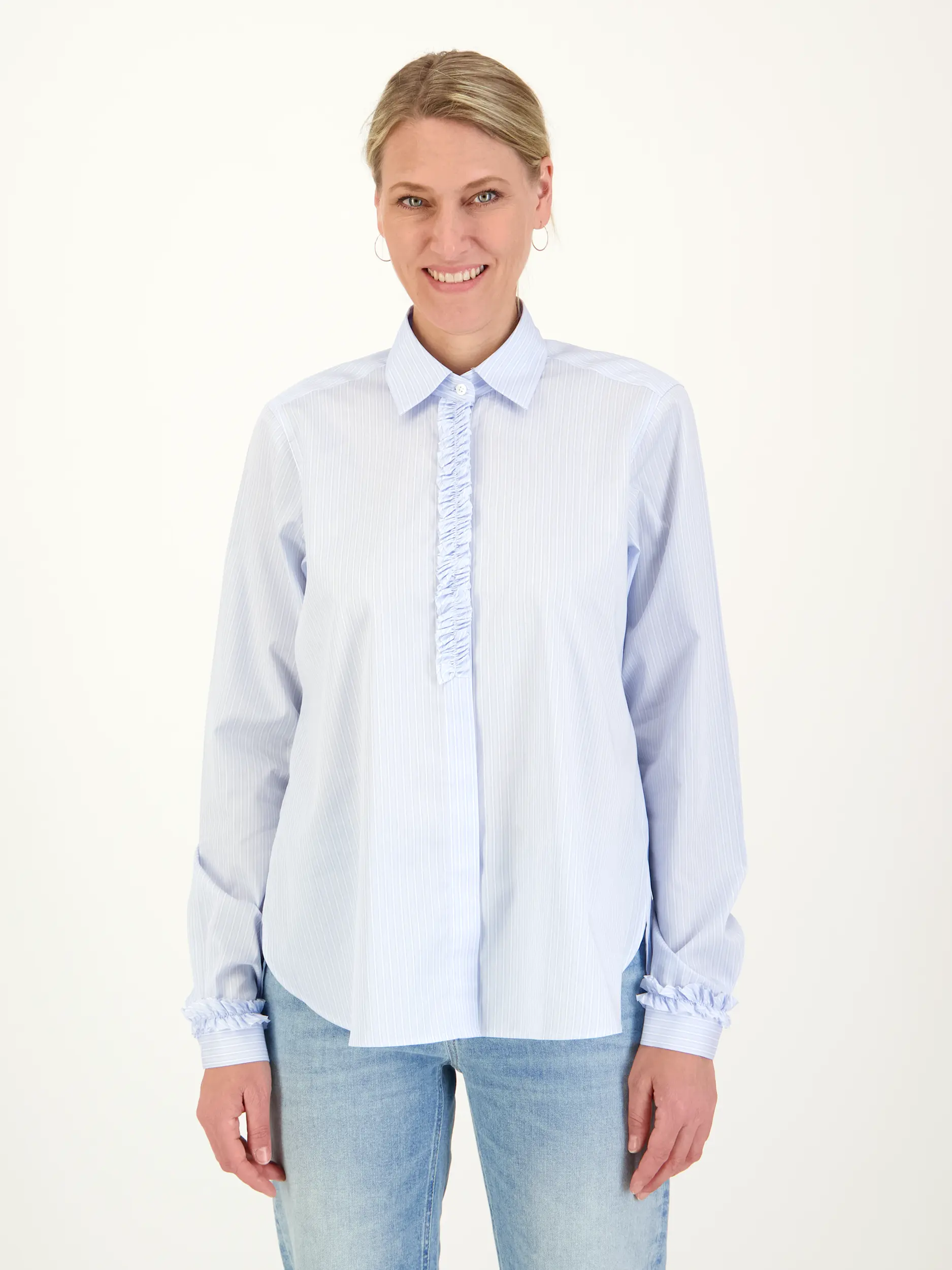 Baumwollbluse 'Romy' mit Rüschen - Artikel Vorderseite getragen von einem Modell - Farbe: Blau